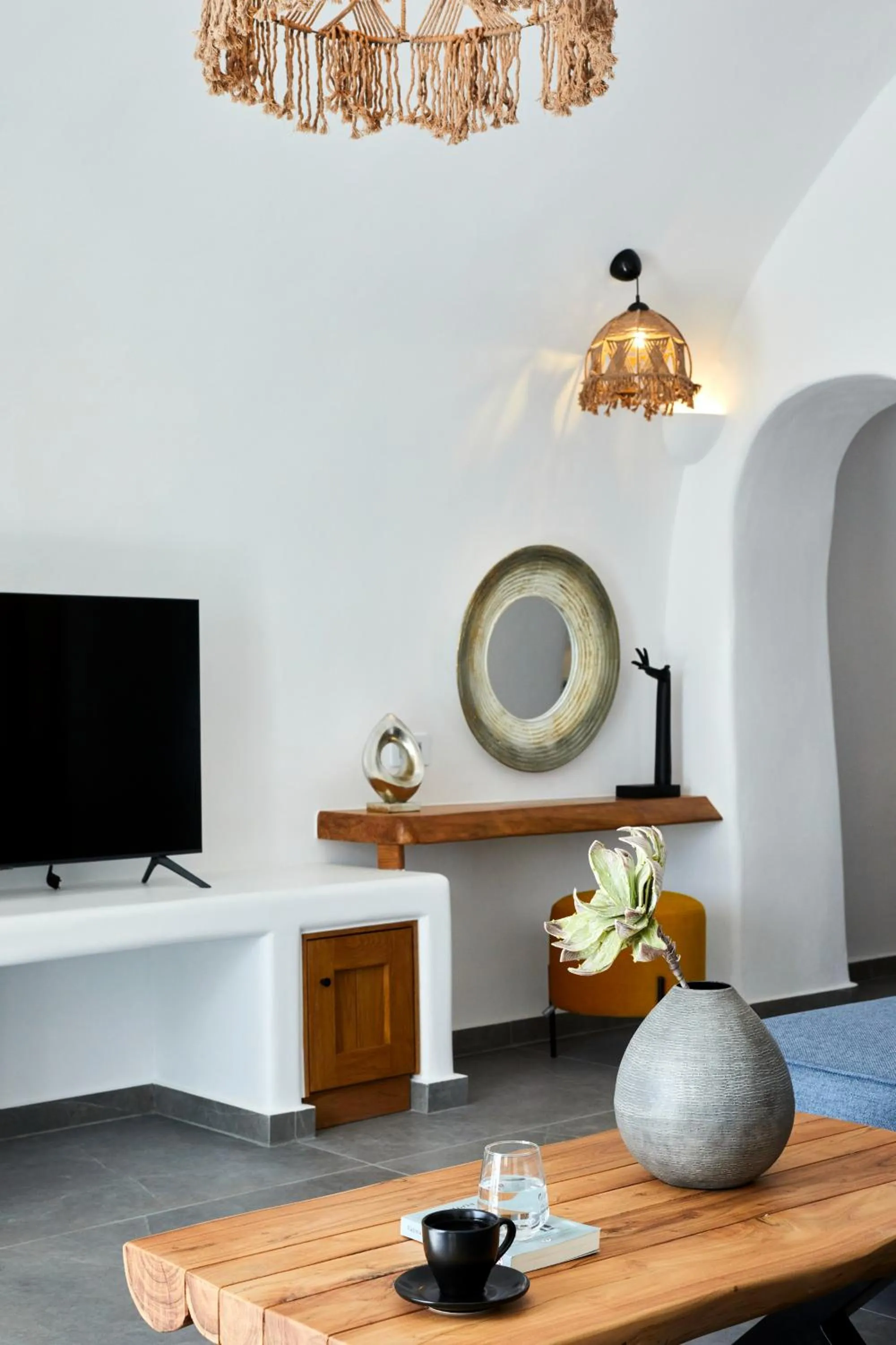 TV and multimedia in Allure Breeze Suites