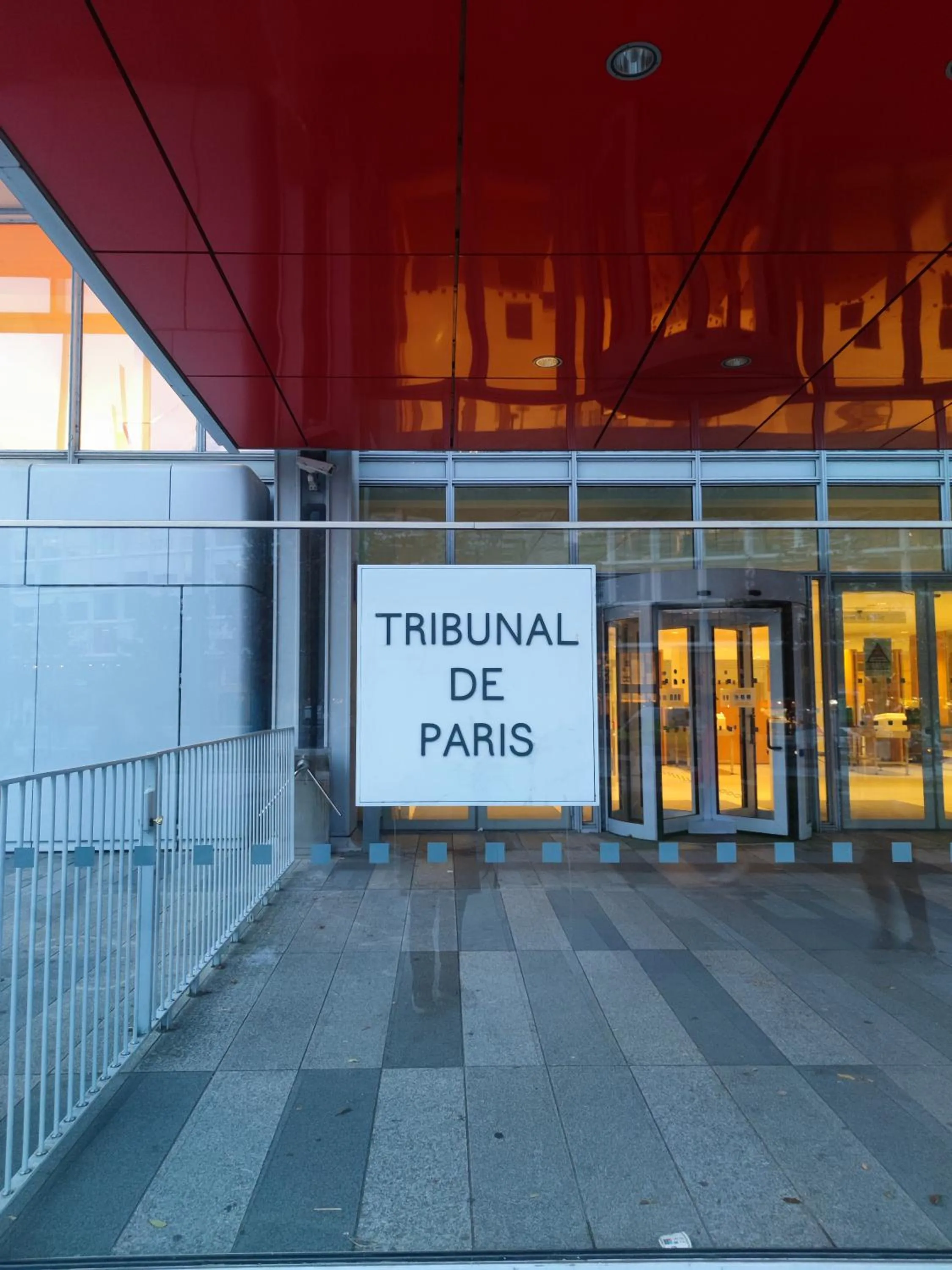 Neighbourhood in Hôtel Le National Clichy Paris