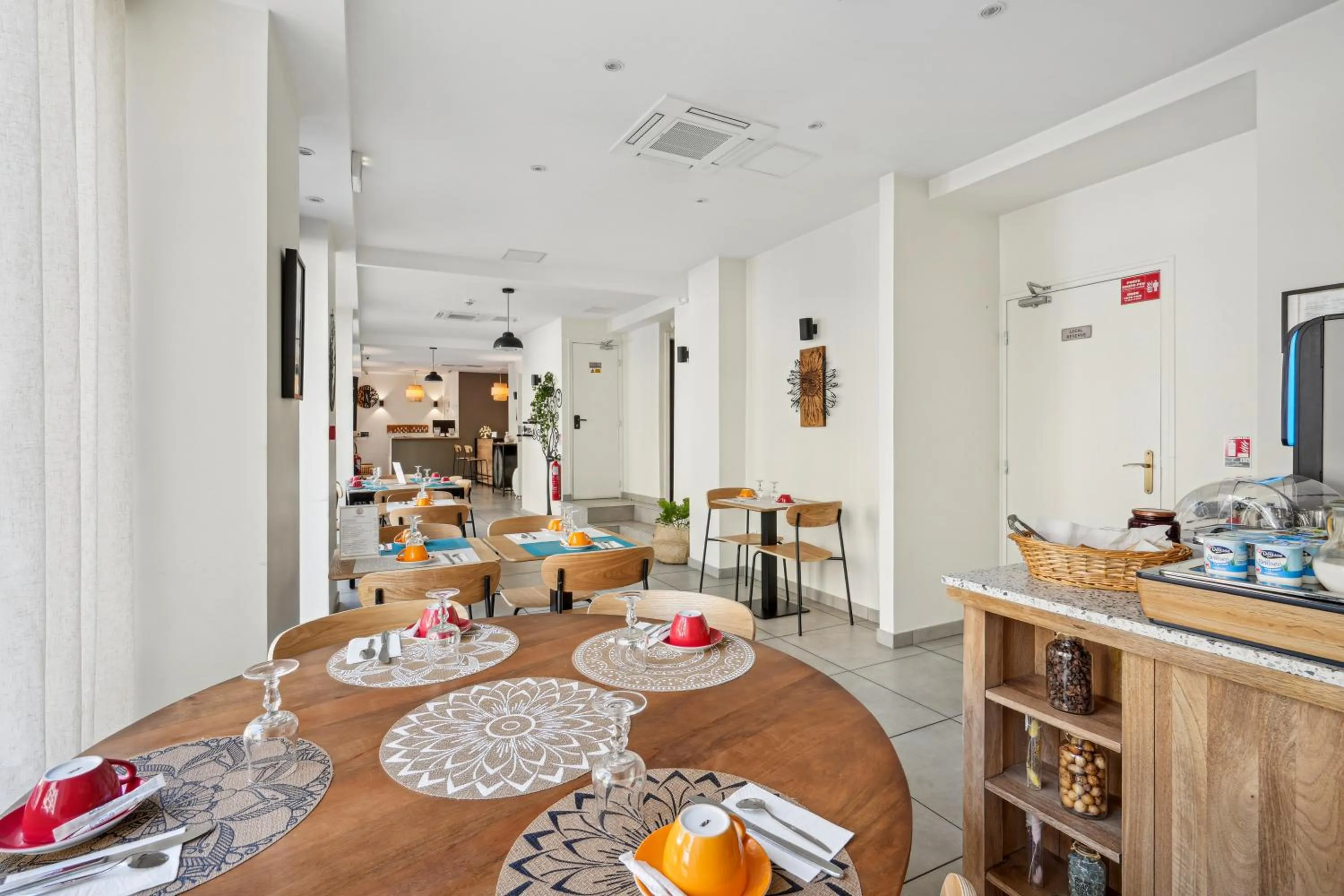 Breakfast in Hôtel Le National Clichy Paris