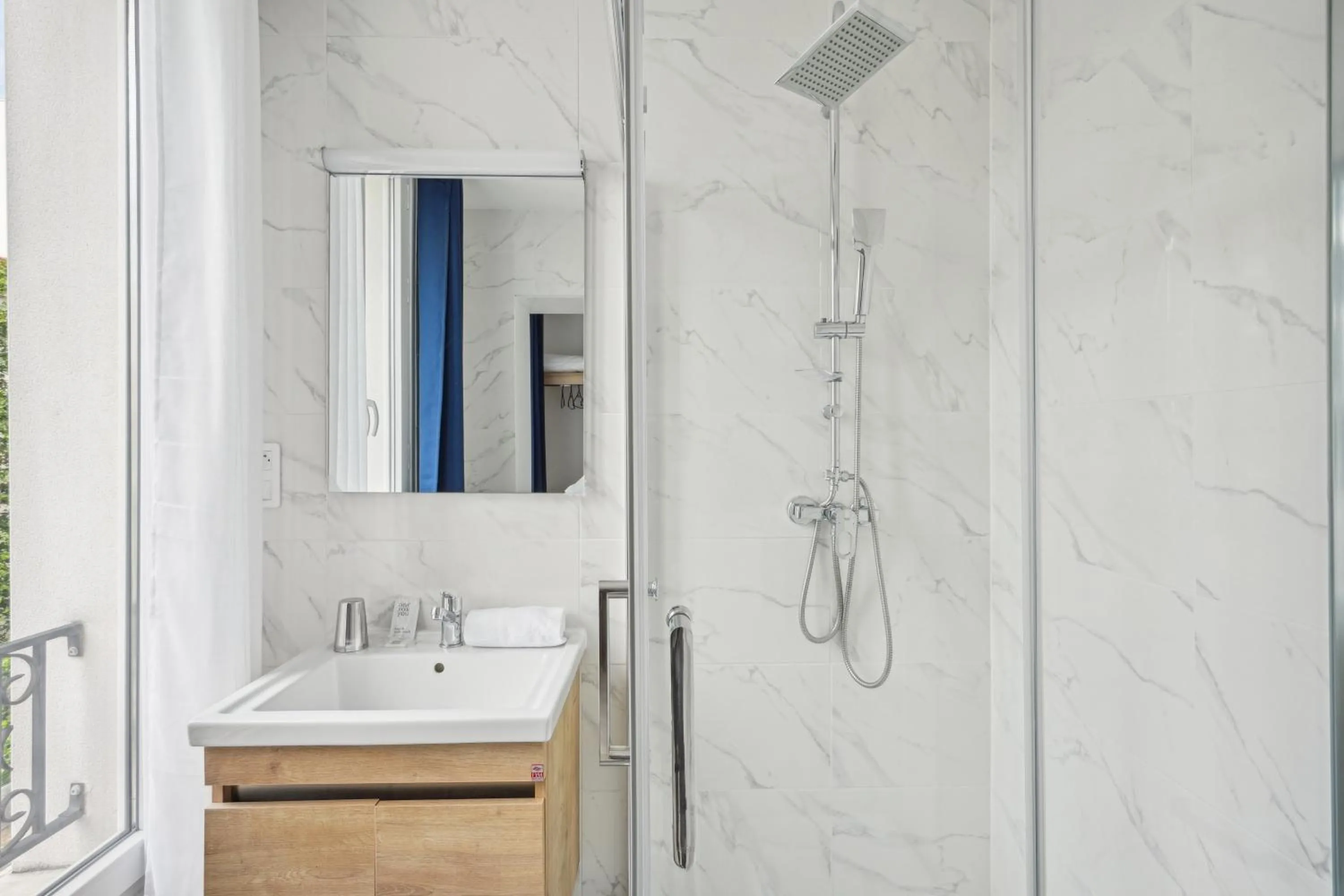 Bathroom in Hôtel Le National Clichy Paris