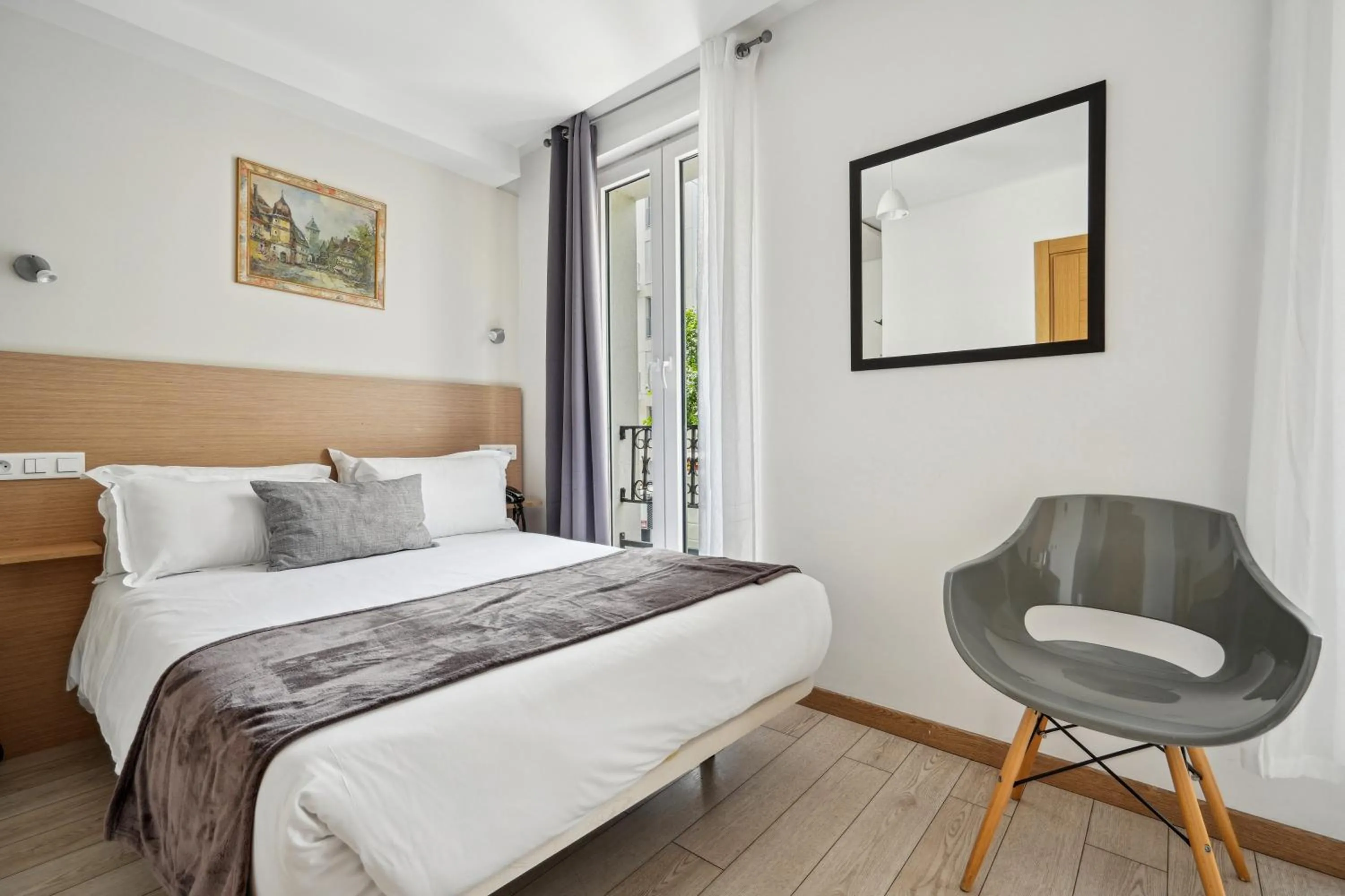 Photo of the whole room, Bed in Hôtel Le National Clichy Paris