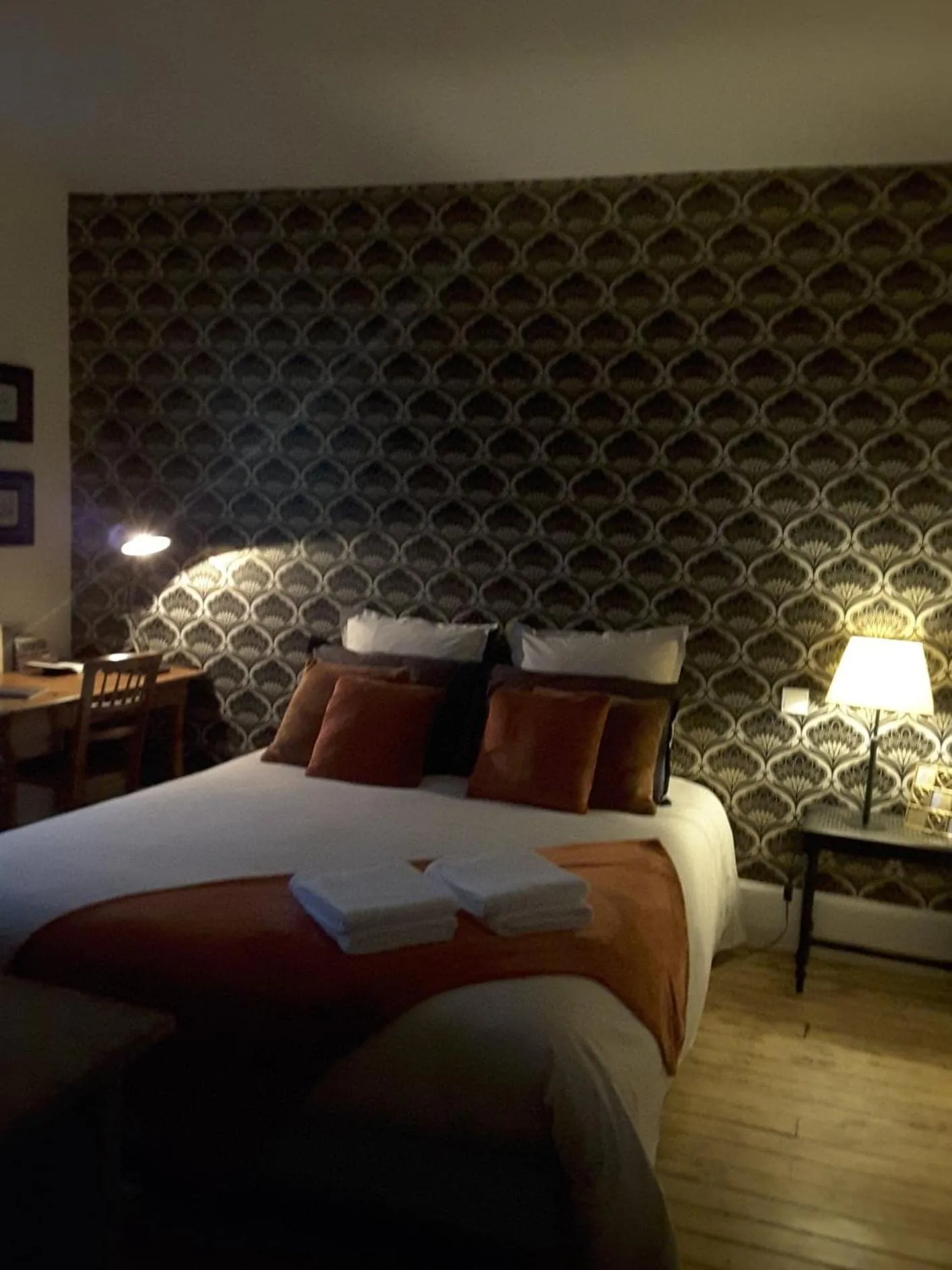 Seating area, Bed in La Maison de Ville