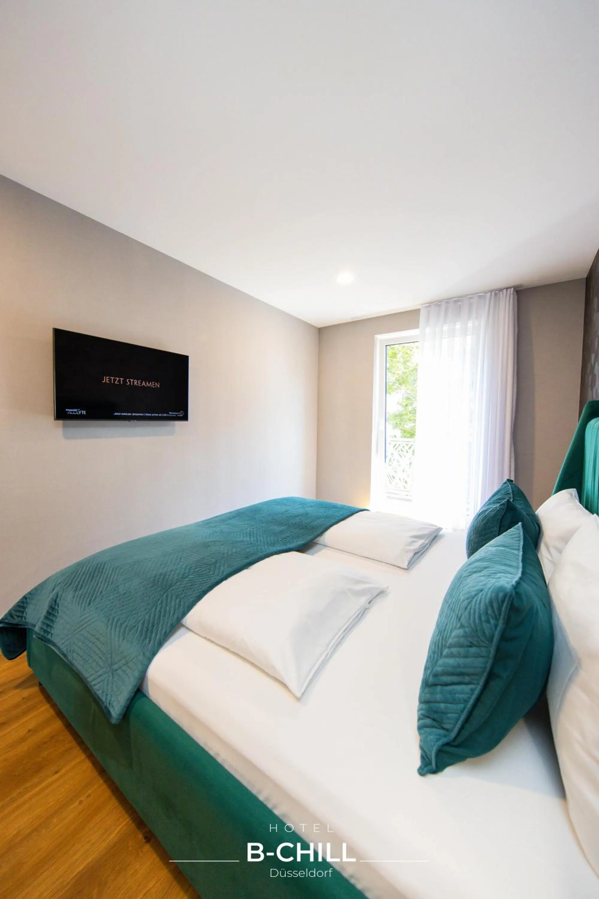 Communal lounge/ TV room, Bed in B-Chill Düsseldorf