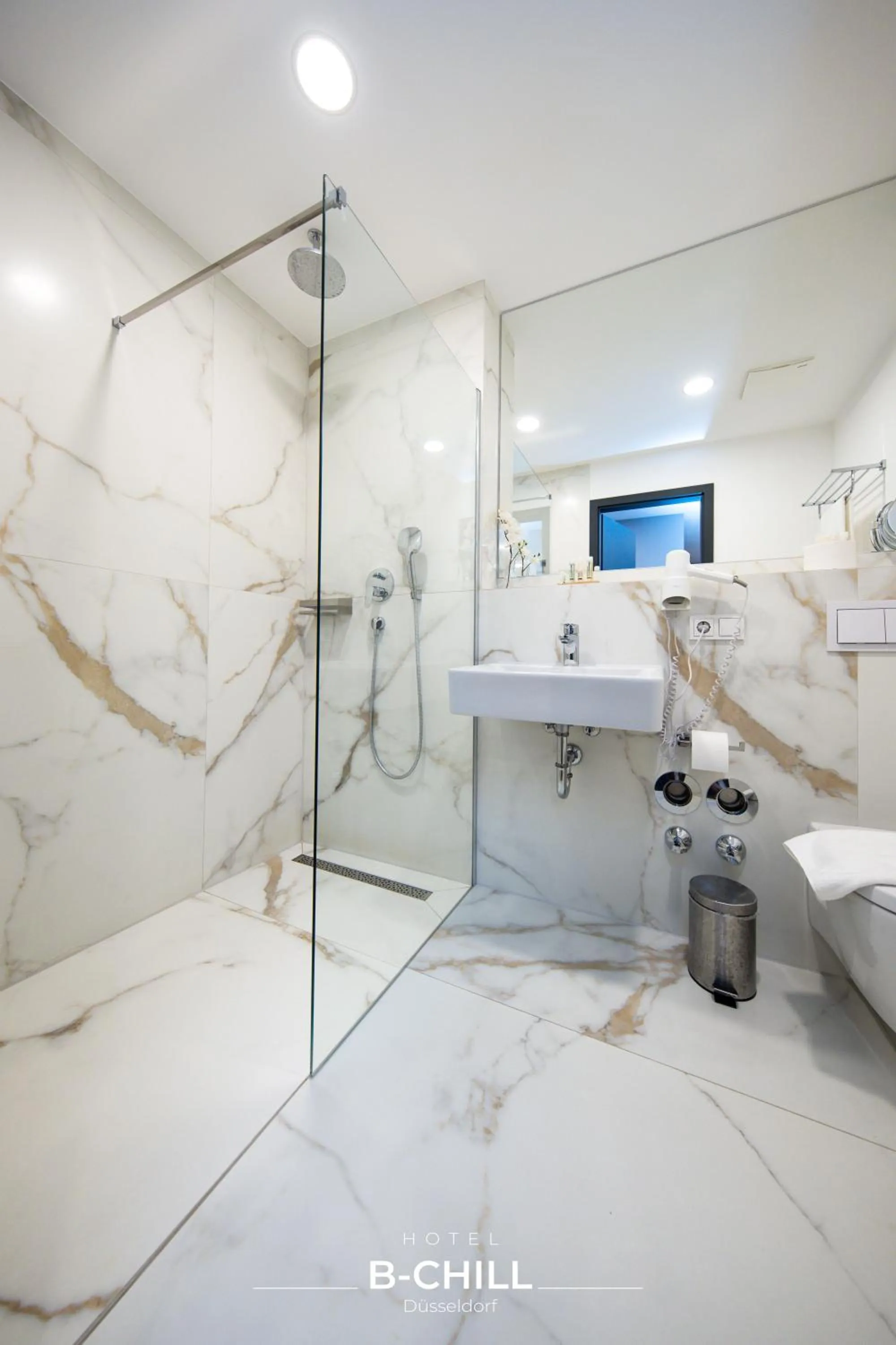 Shower in B-Chill Düsseldorf