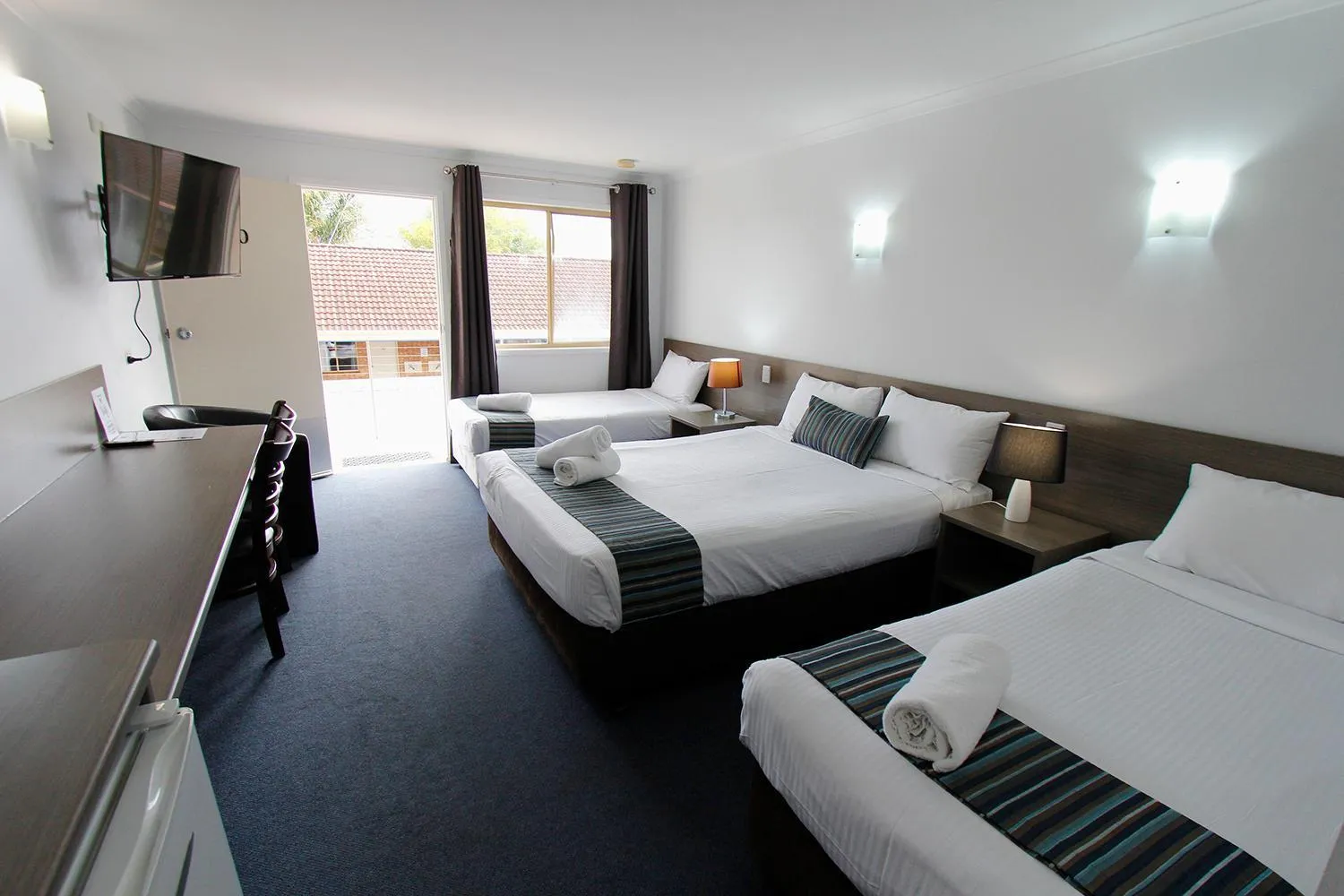 Photo of the whole room, Bed in Sugar Country Motor Inn