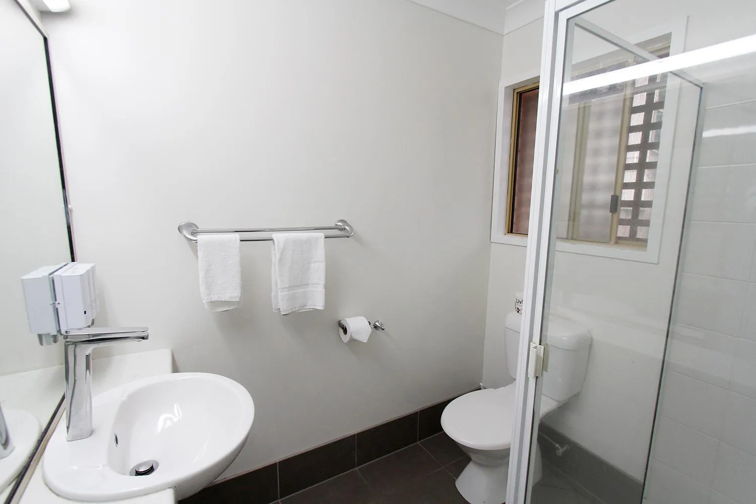 Bathroom in Sugar Country Motor Inn