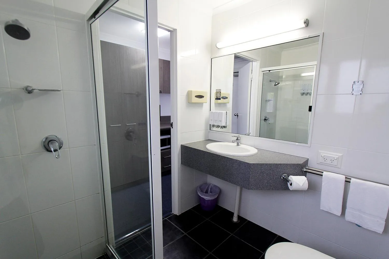 Bathroom in Sugar Country Motor Inn