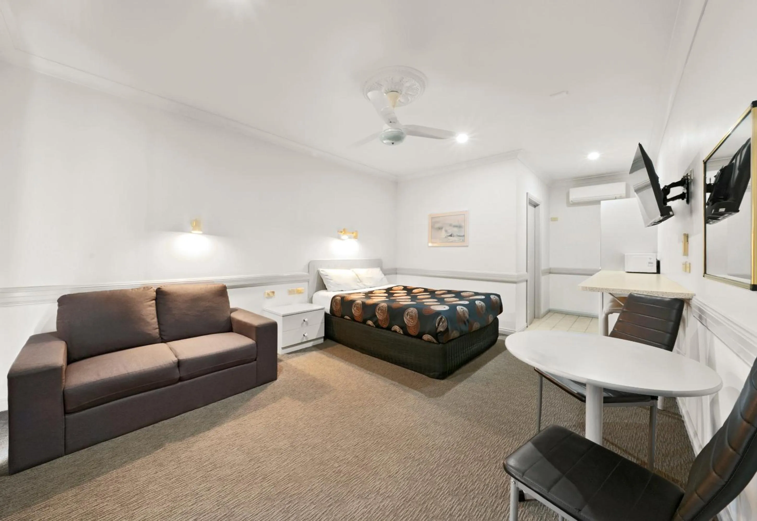 Bedroom in Centre Town Motel