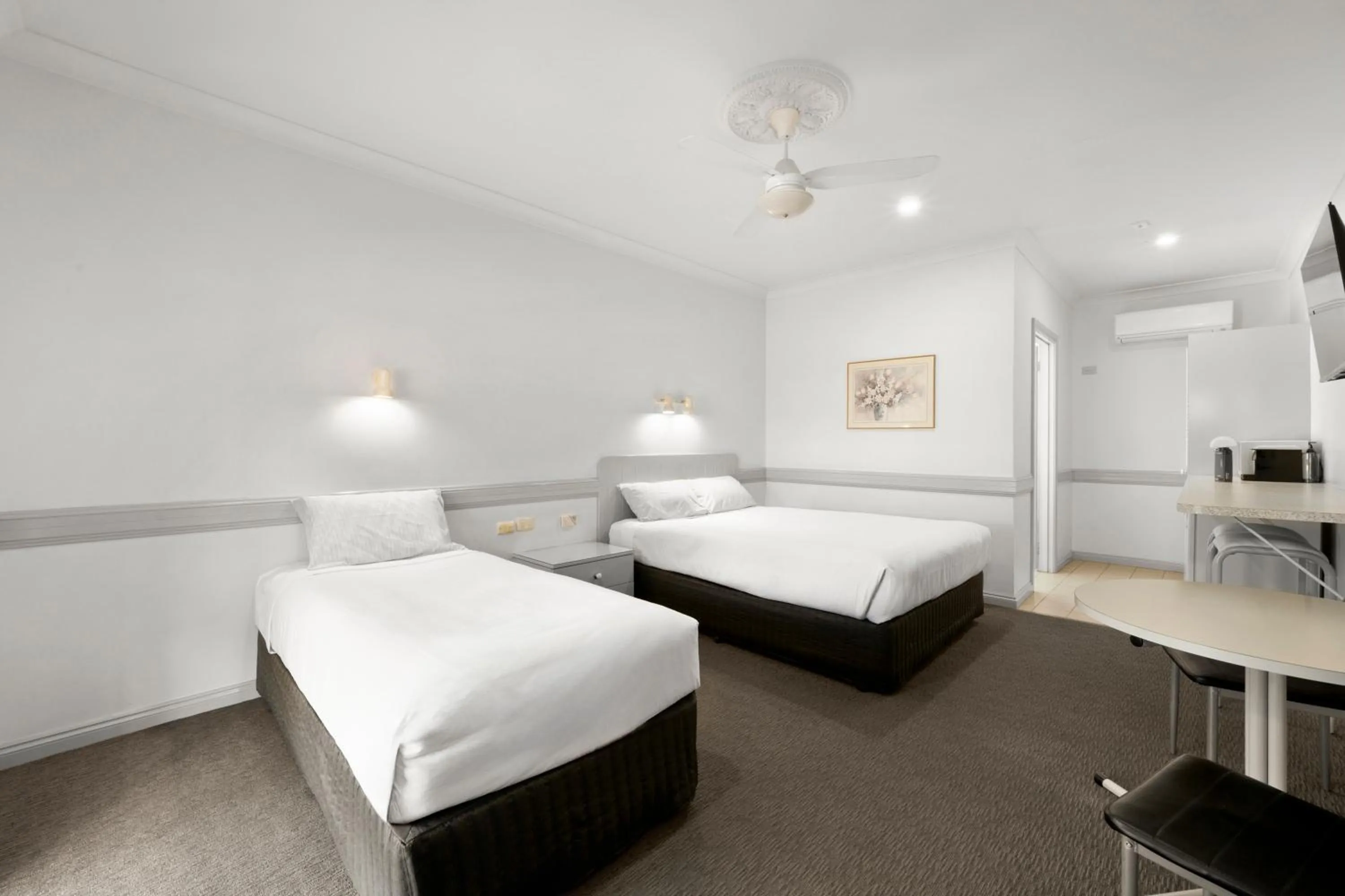 Bedroom, Bed in Centre Town Motel