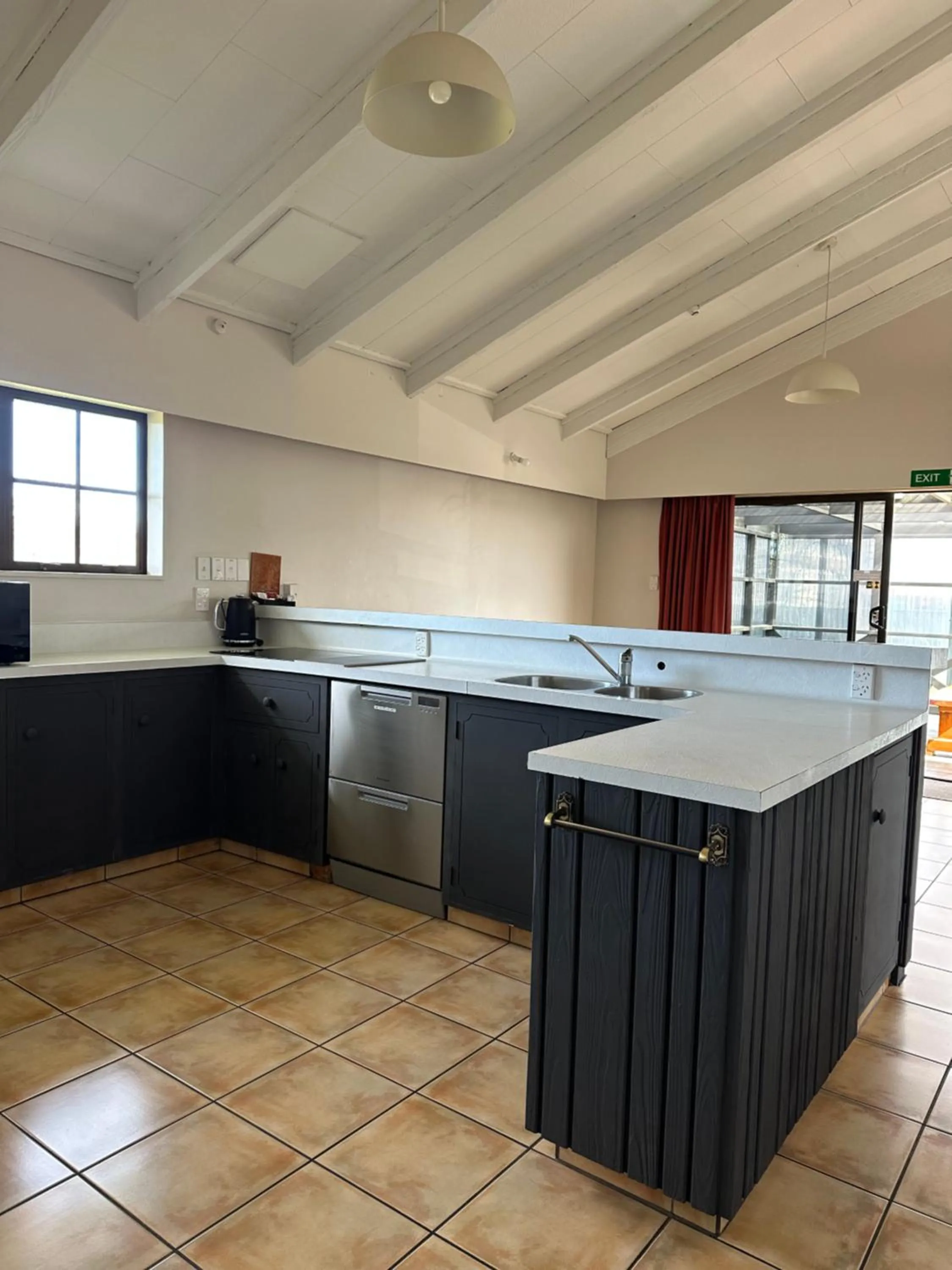 Kitchen or kitchenette in Cherylea Motel