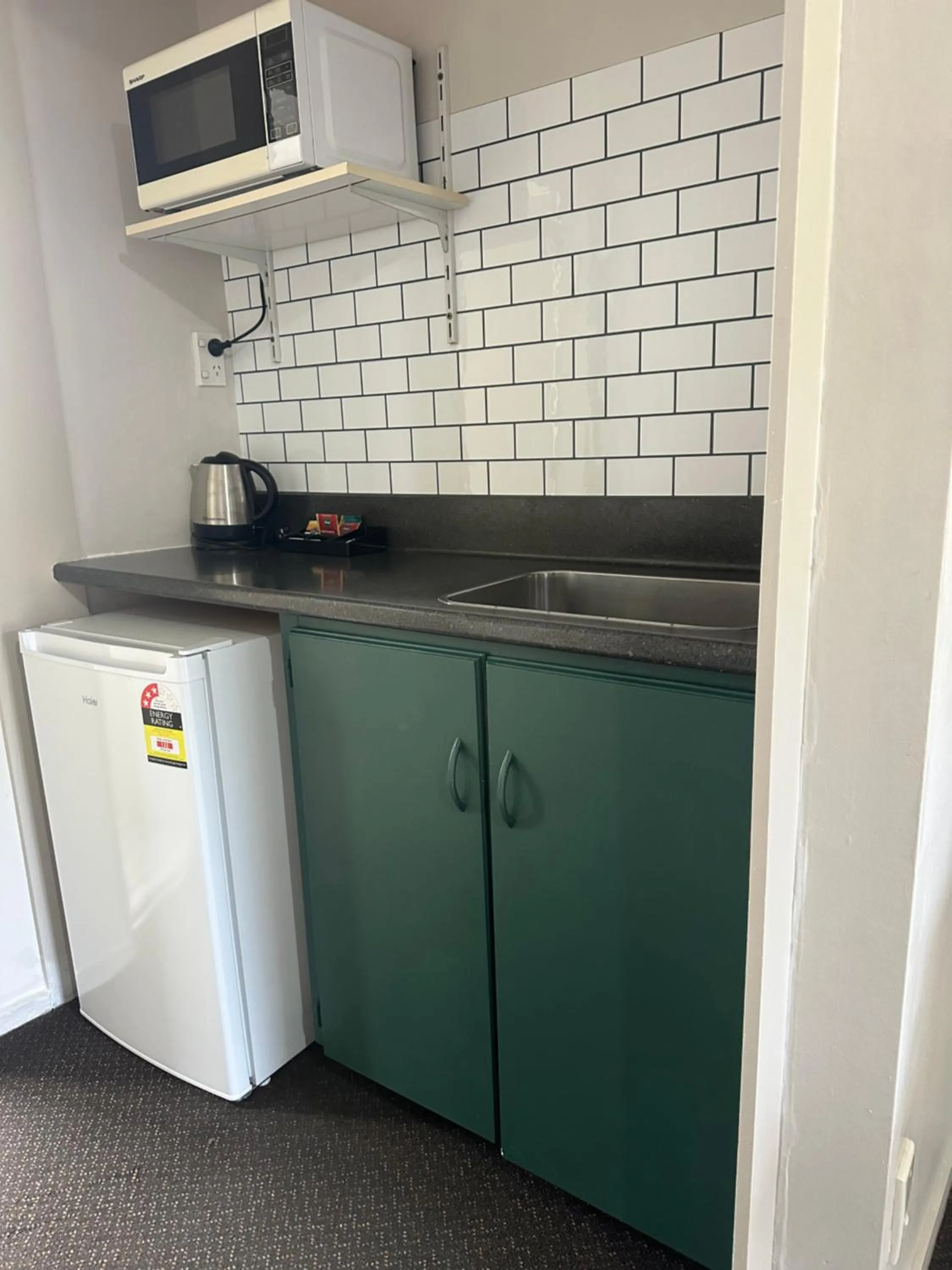 Kitchen or kitchenette in Cherylea Motel