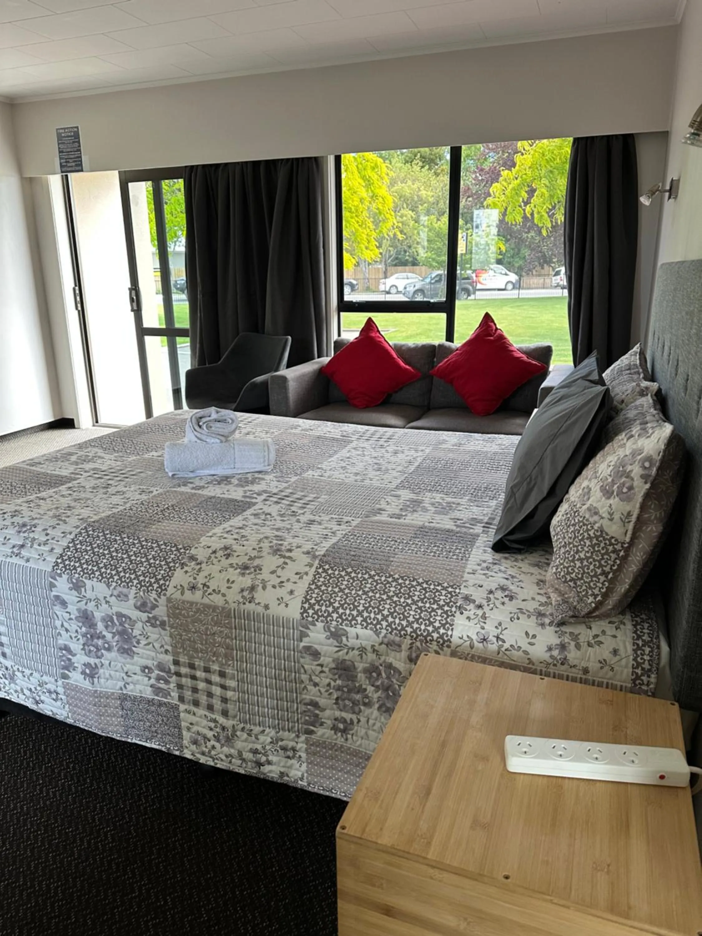 View (from property/room), Bed in Cherylea Motel