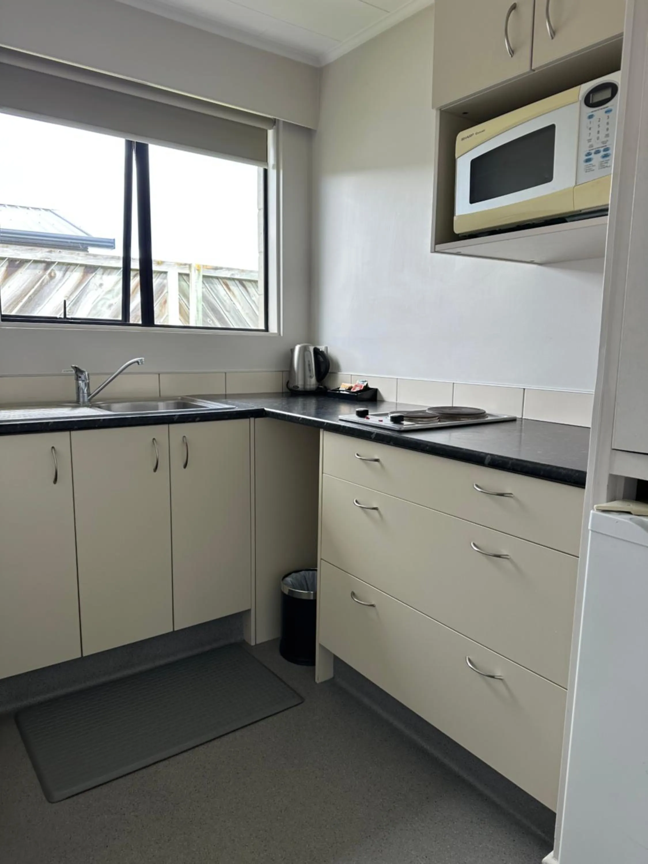 Kitchen or kitchenette in Cherylea Motel