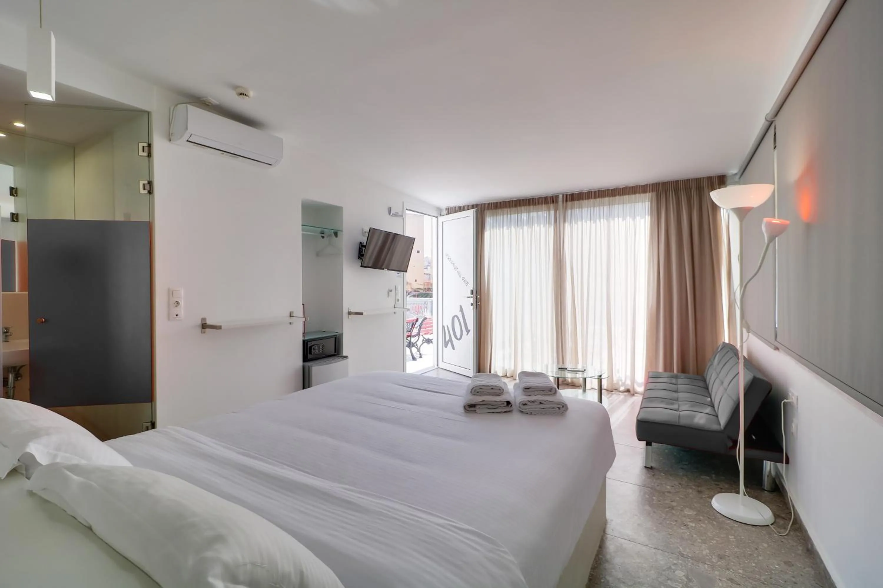 Photo of the whole room, Bed in athensdot