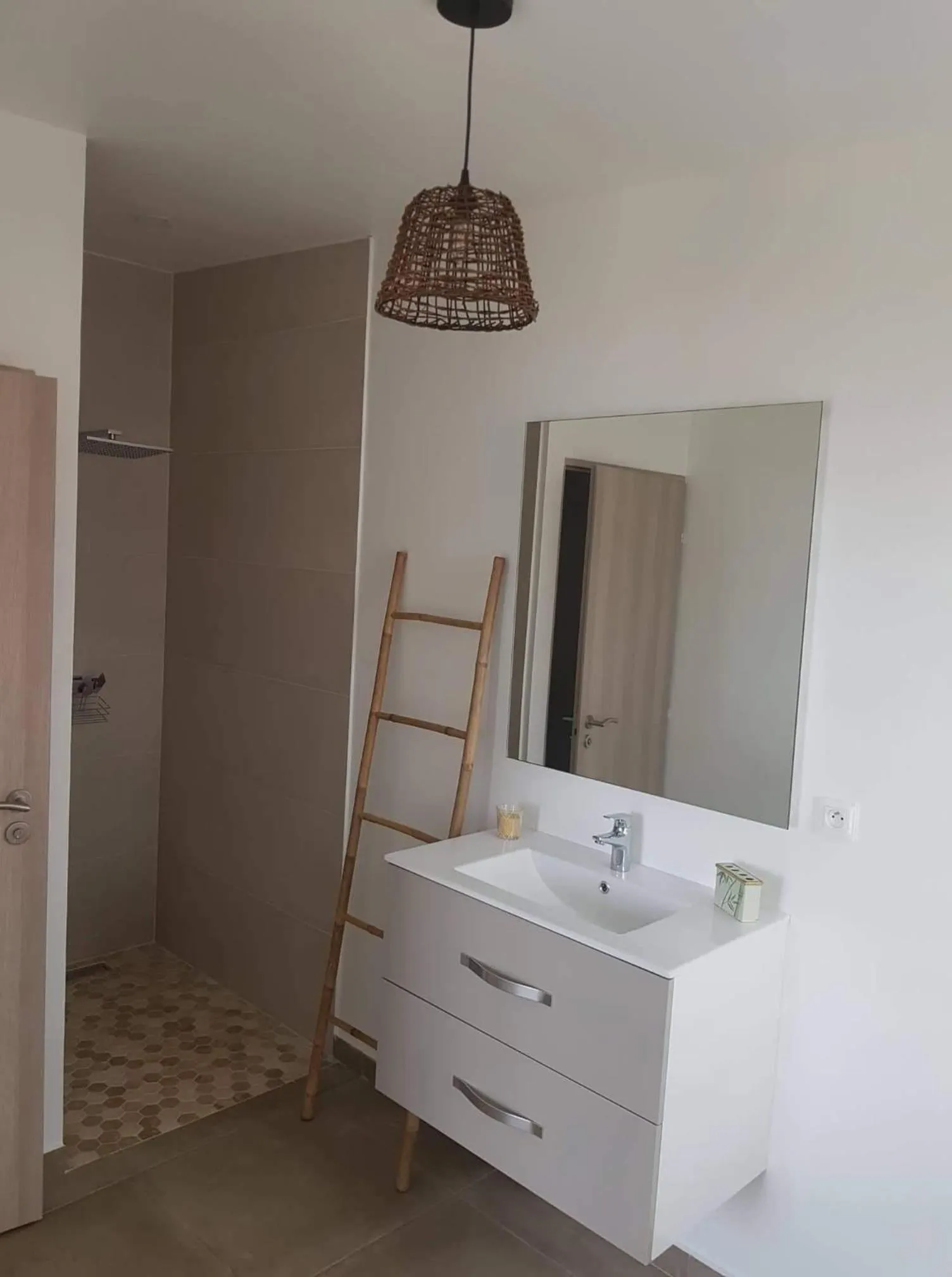 Shower in La kazanou