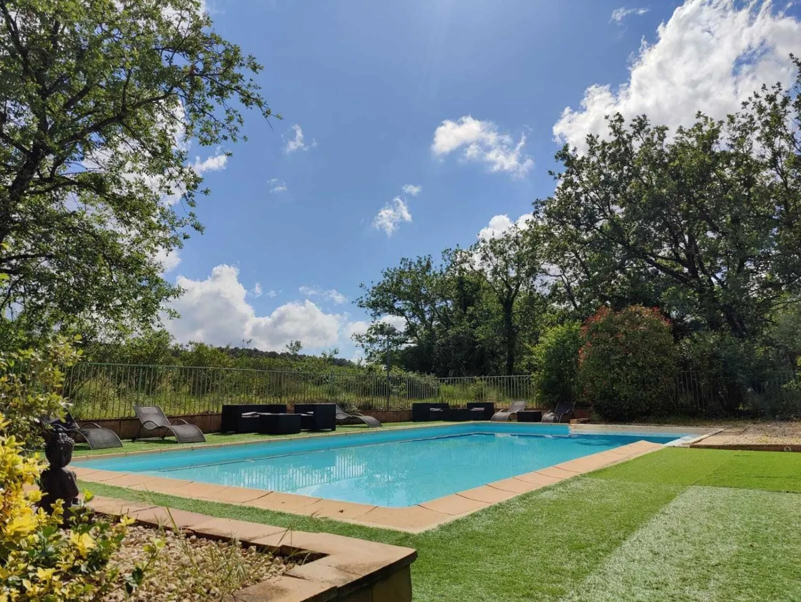 Pool view in Le Mas des Laurels