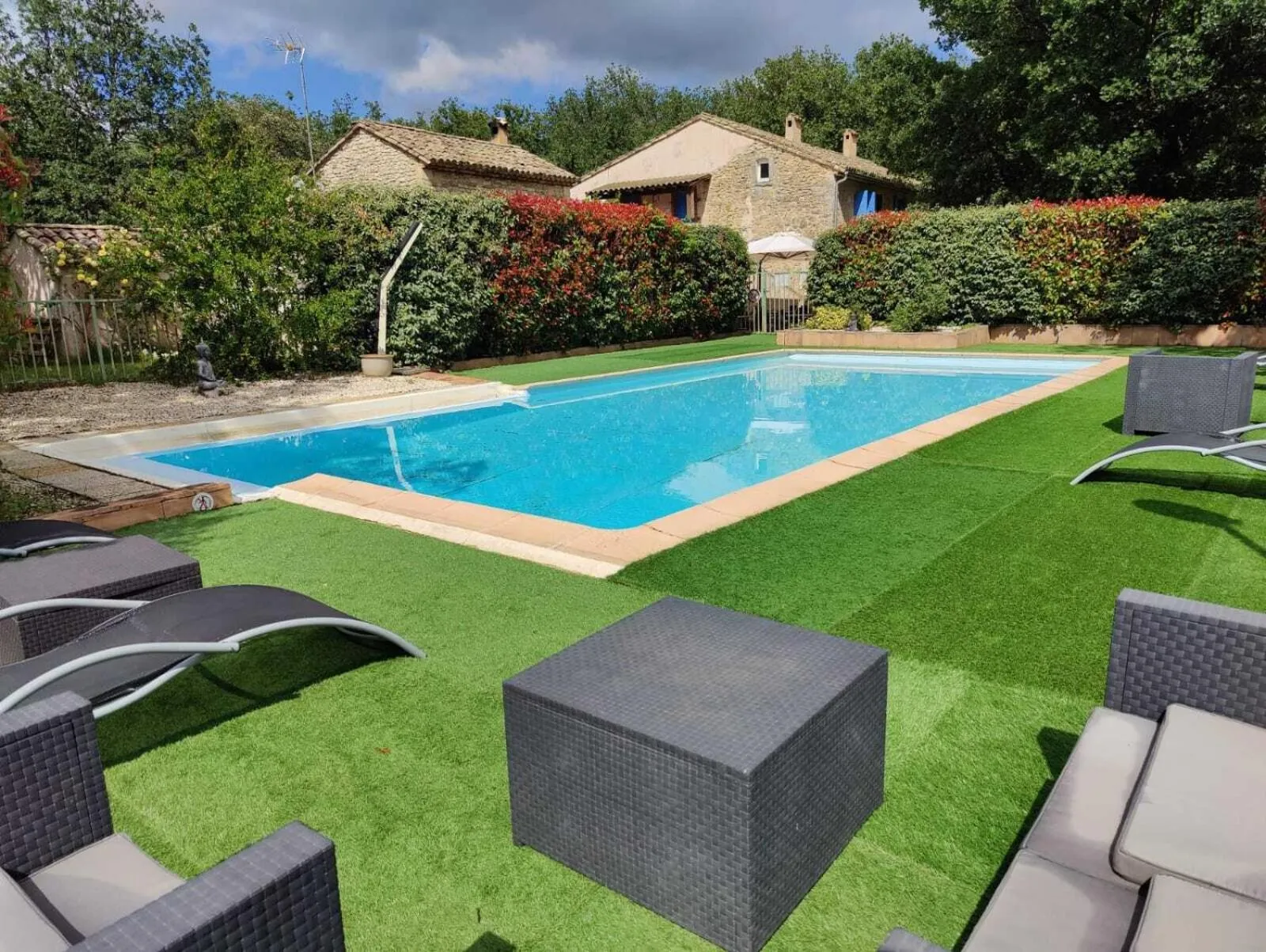 Pool view in Le Mas des Laurels