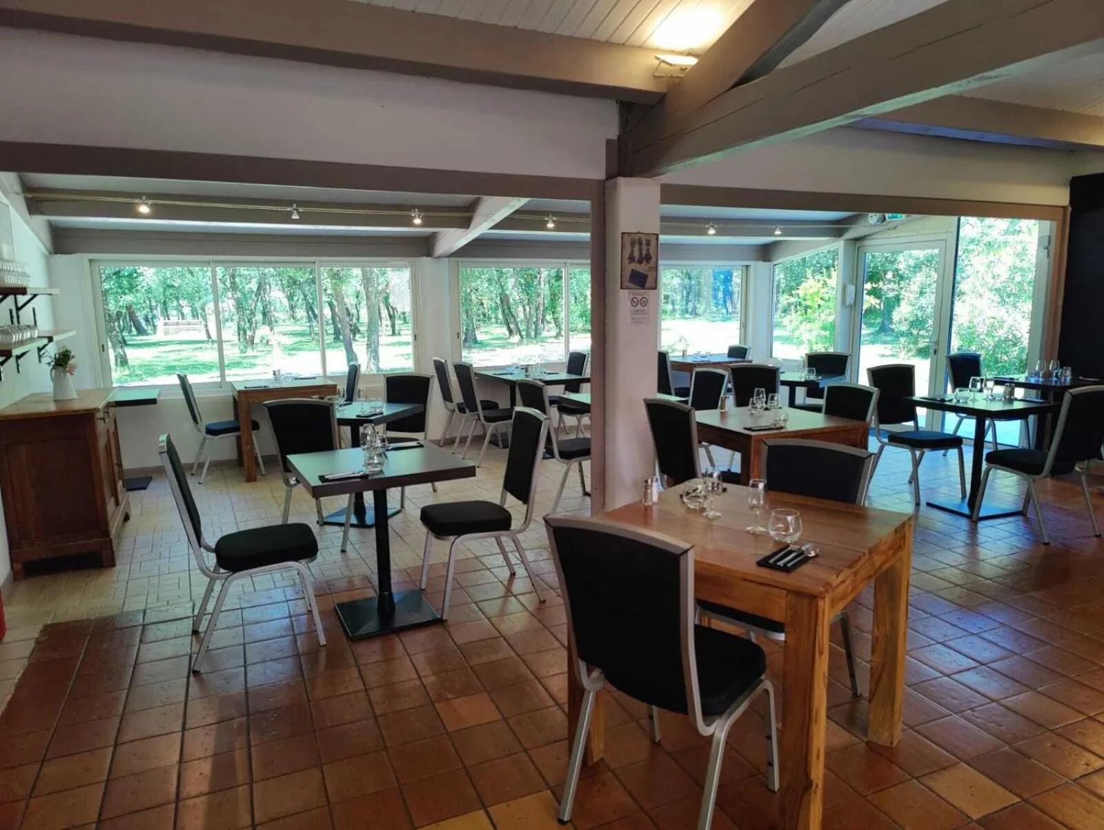 Dining area in Le Mas des Laurels