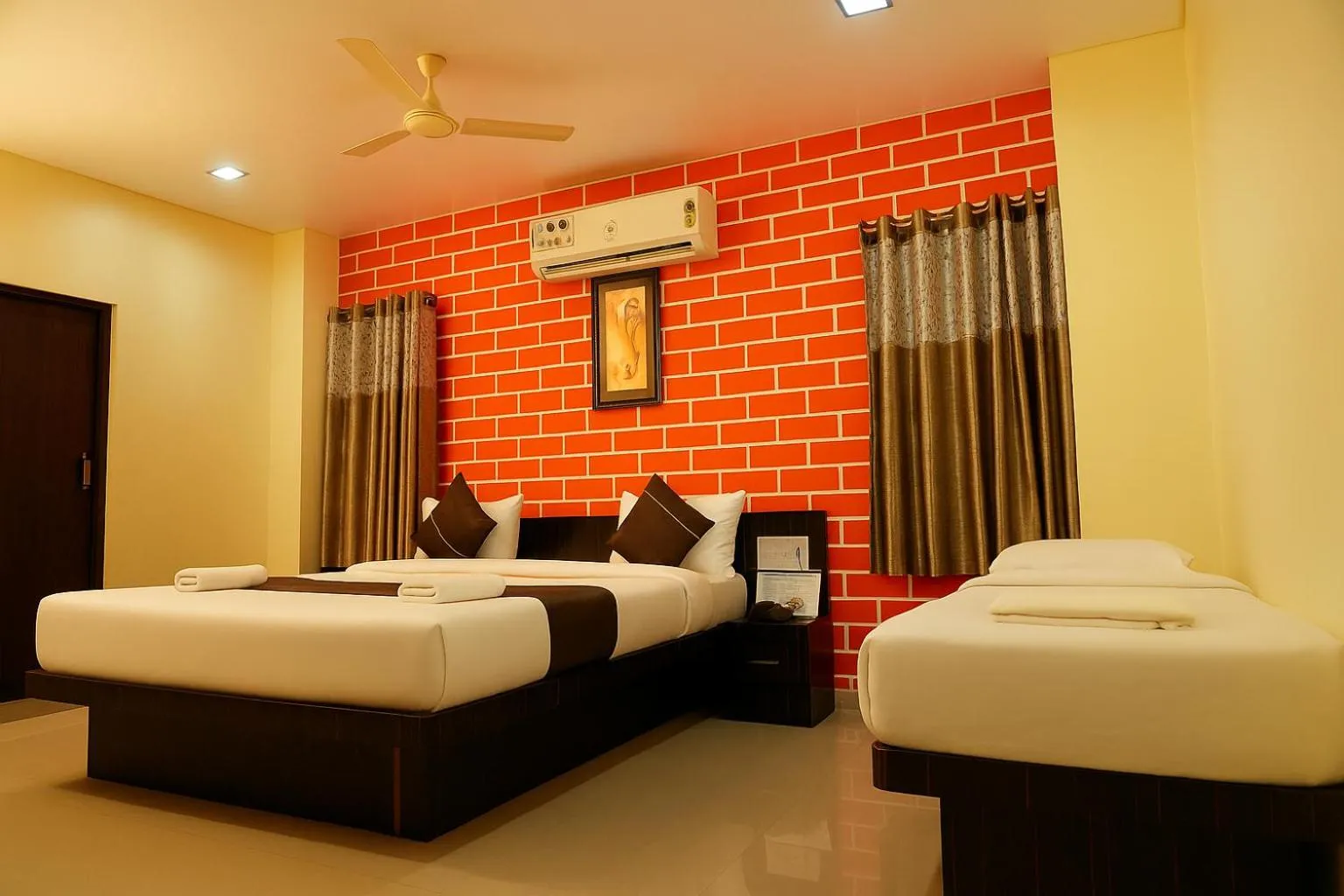 Bed in Hotel Avon International