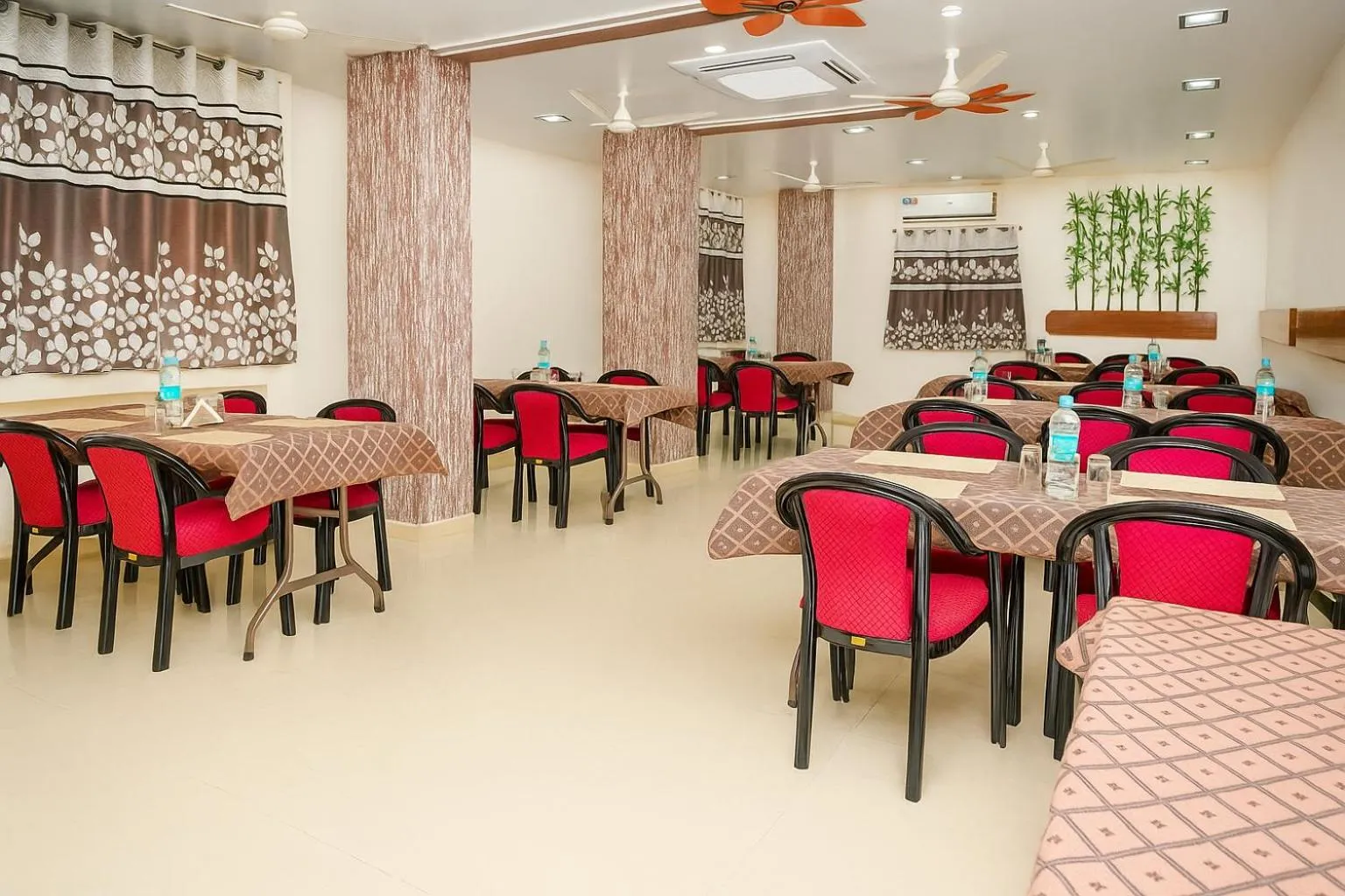 Restaurant/places to eat in Hotel Avon International