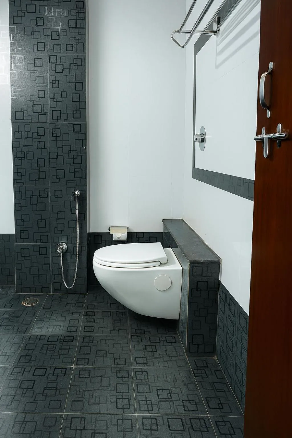 Toilet in Hotel Avon International