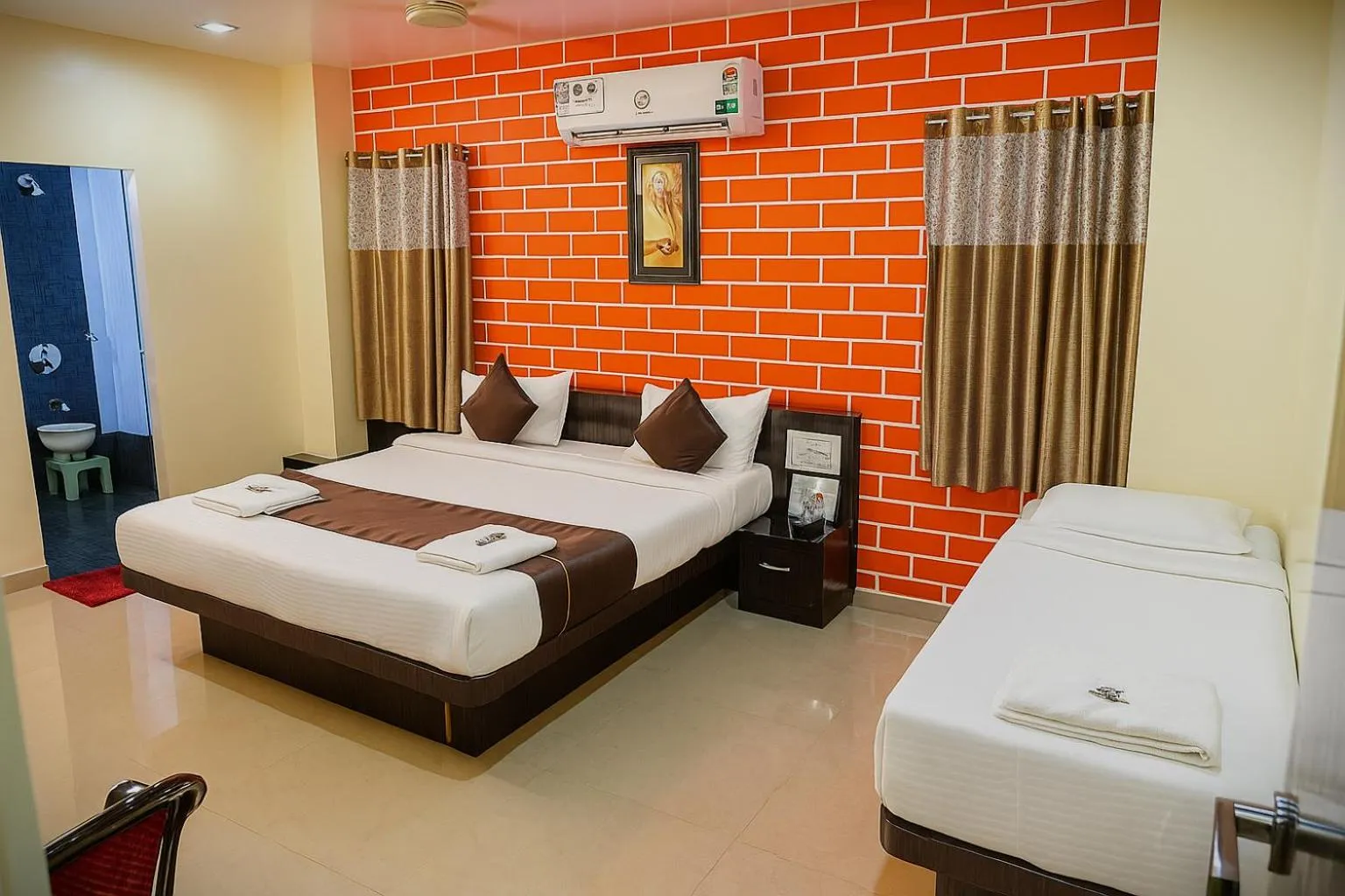 Bed in Hotel Avon International