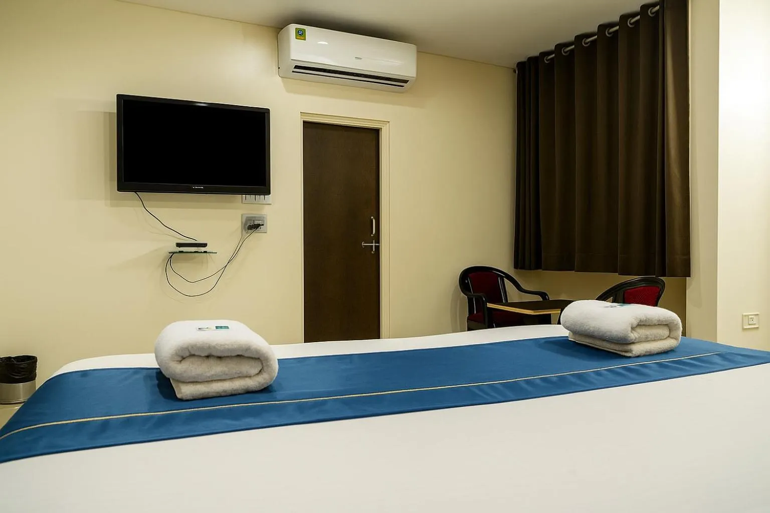 Bed in Hotel Avon International