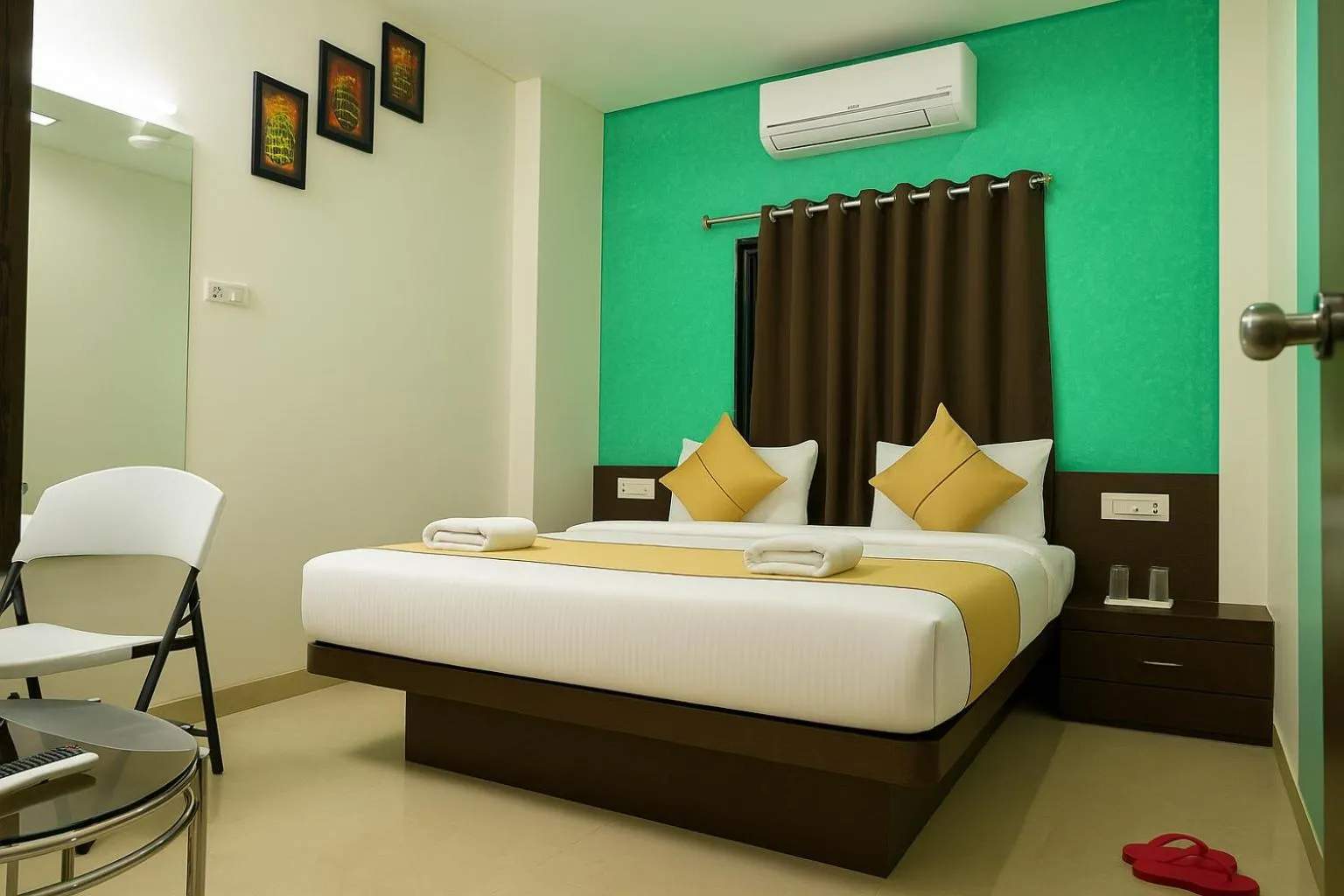 Bathroom, Bed in Hotel Avon International