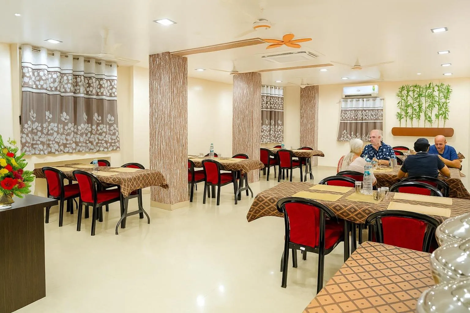 Restaurant/places to eat in Hotel Avon International