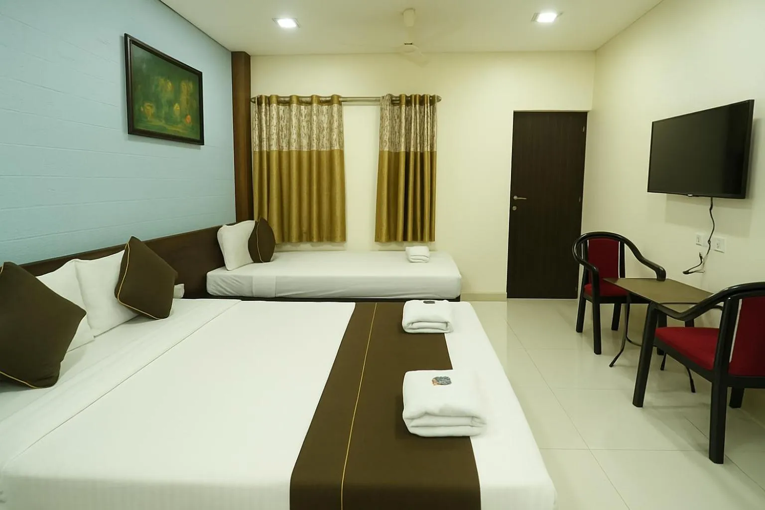 Communal lounge/ TV room, Bed in Hotel Avon International