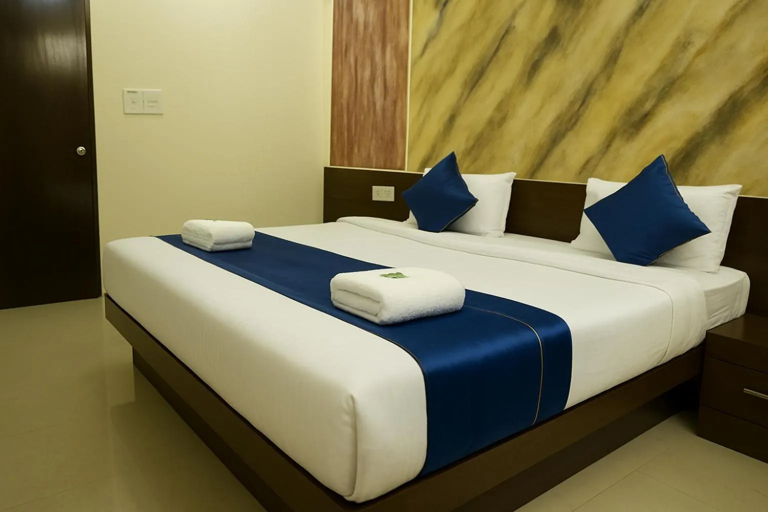 Bed in Hotel Avon International