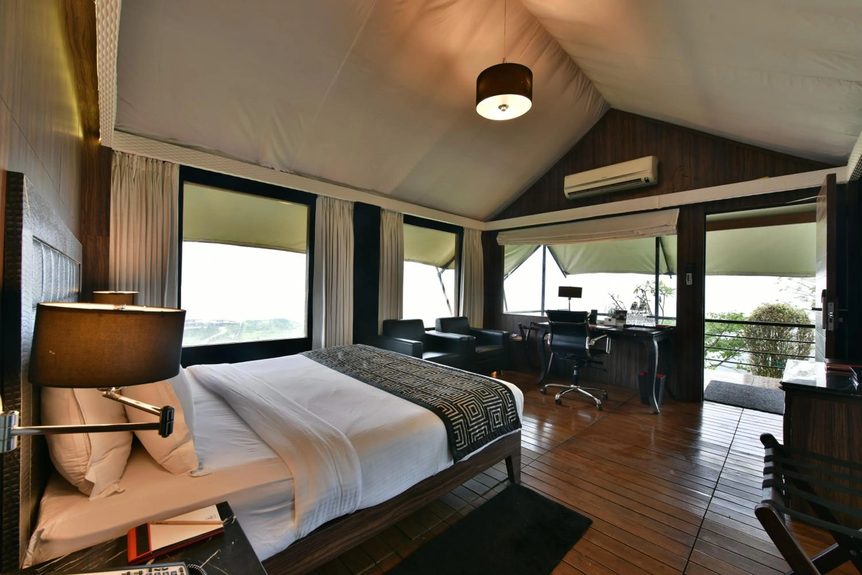 Mountain view, Bed in Della Resorts