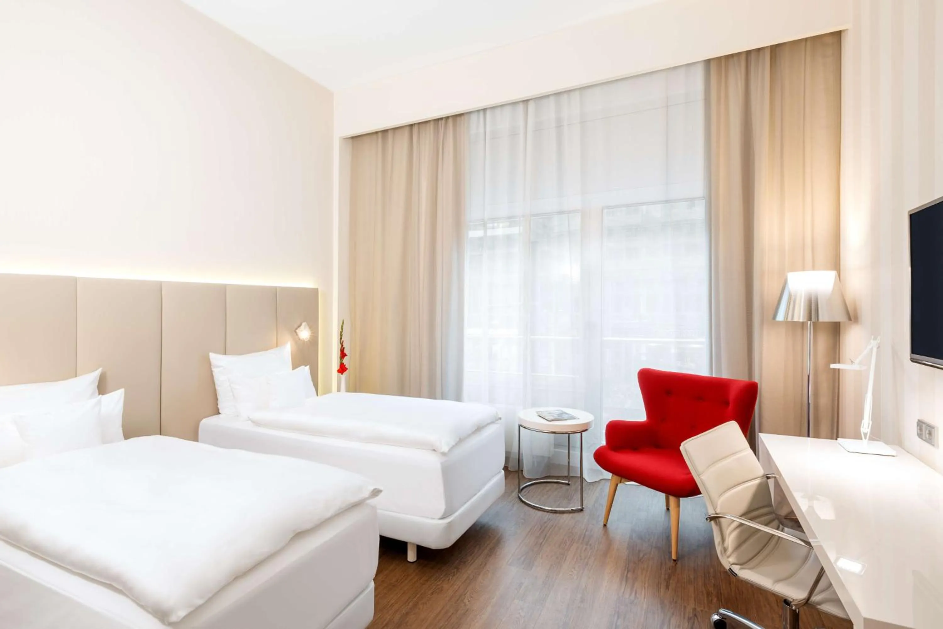 Photo of the whole room, Bed in NH Collection Berlin Mitte Friedrichstrasse