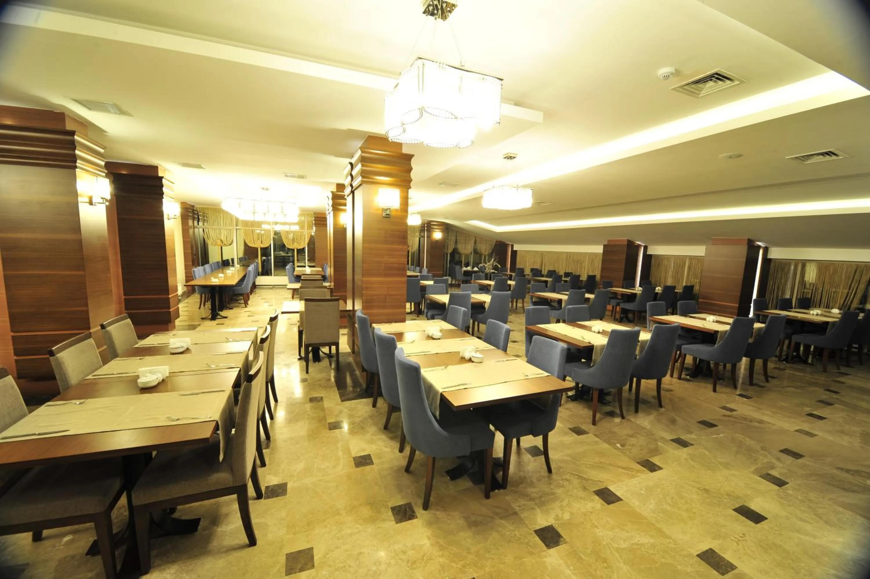 Restaurant/places to eat in Grand Cenas Hotel