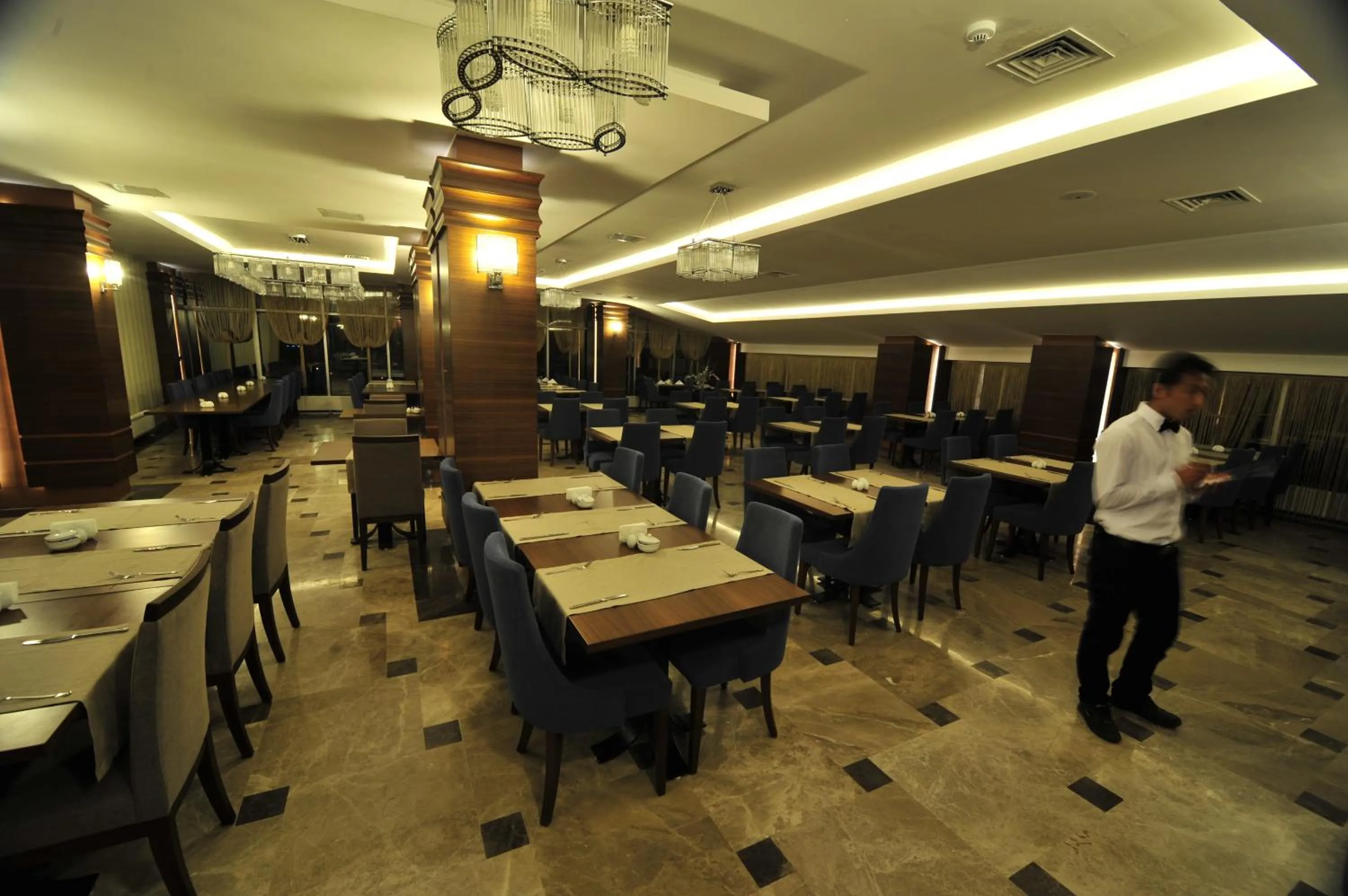 Restaurant/places to eat in Grand Cenas Hotel