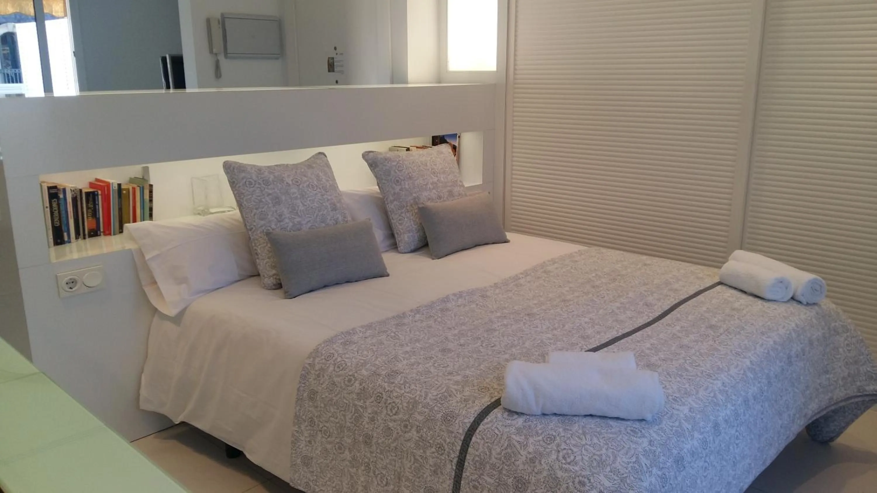 Bedroom, Bed in You Stylish El Born Apartments