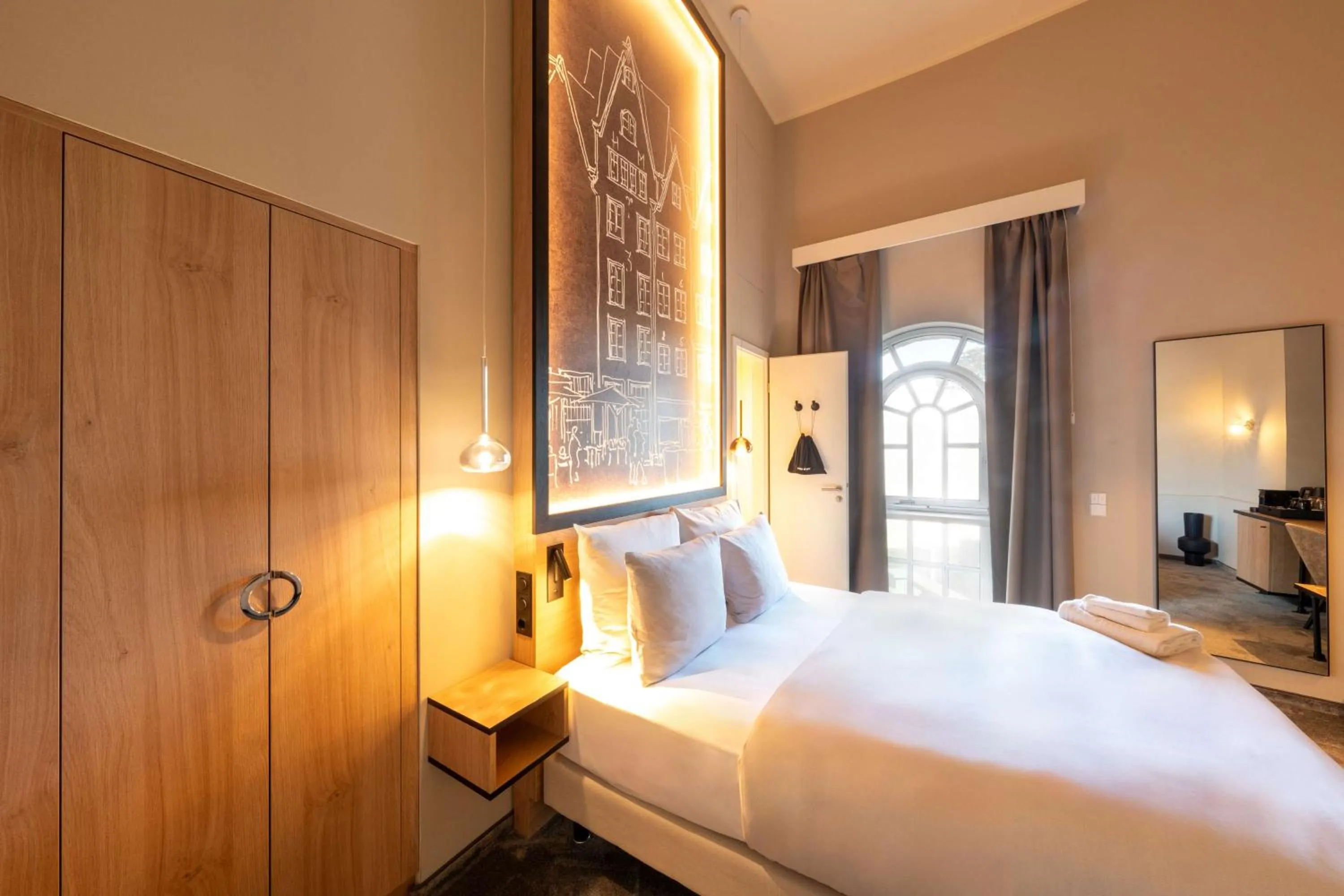Bed in Wasserturm Hotel Cologne, Curio Collection by Hilton