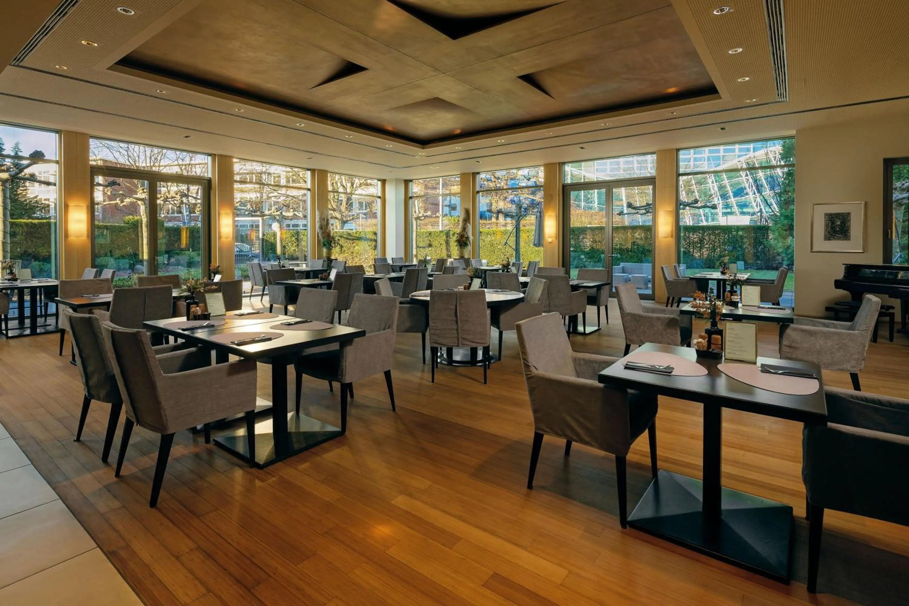 Restaurant/places to eat in Wasserturm Hotel Cologne, Curio Collection by Hilton