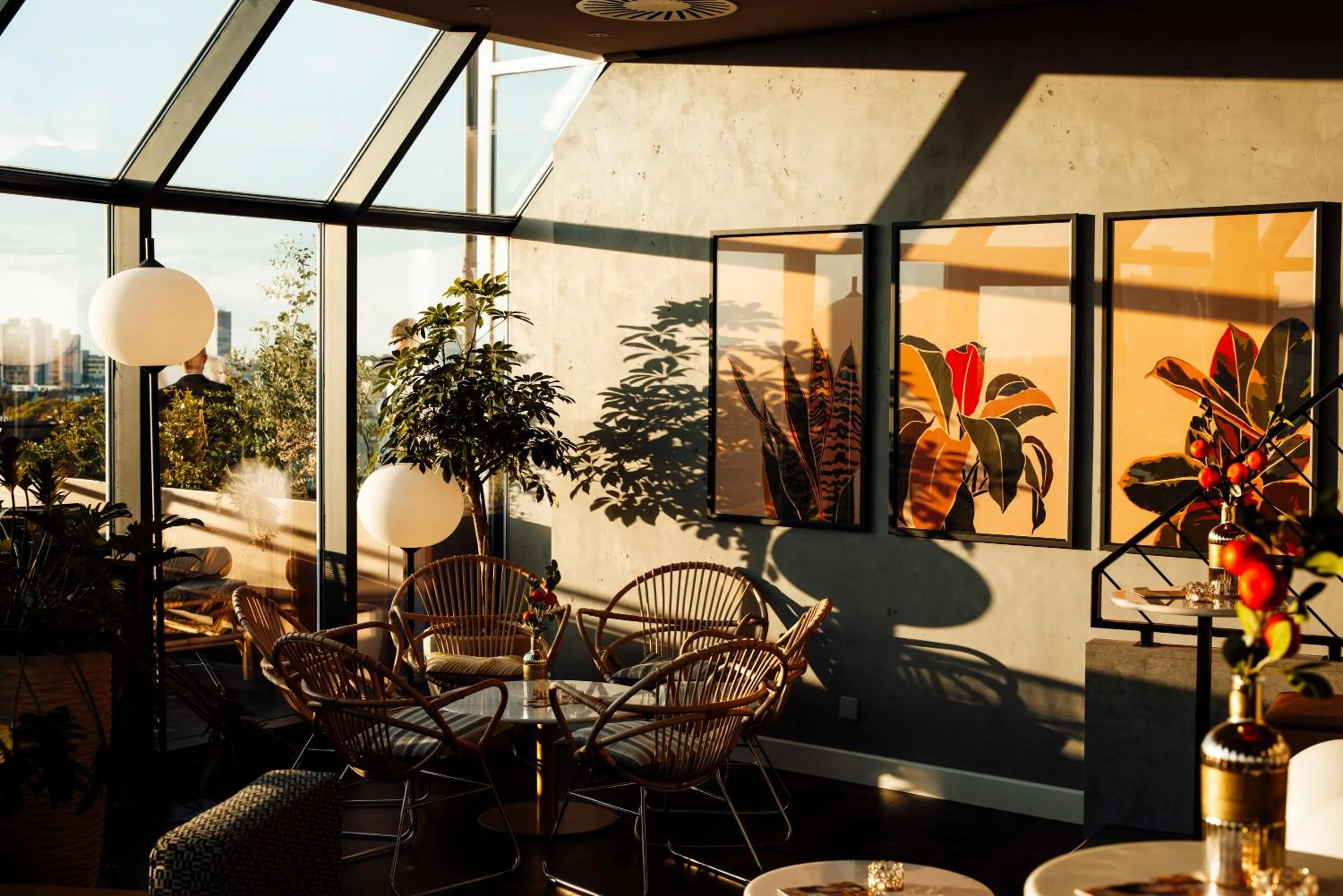 Restaurant/places to eat in Wasserturm Hotel Cologne, Curio Collection by Hilton