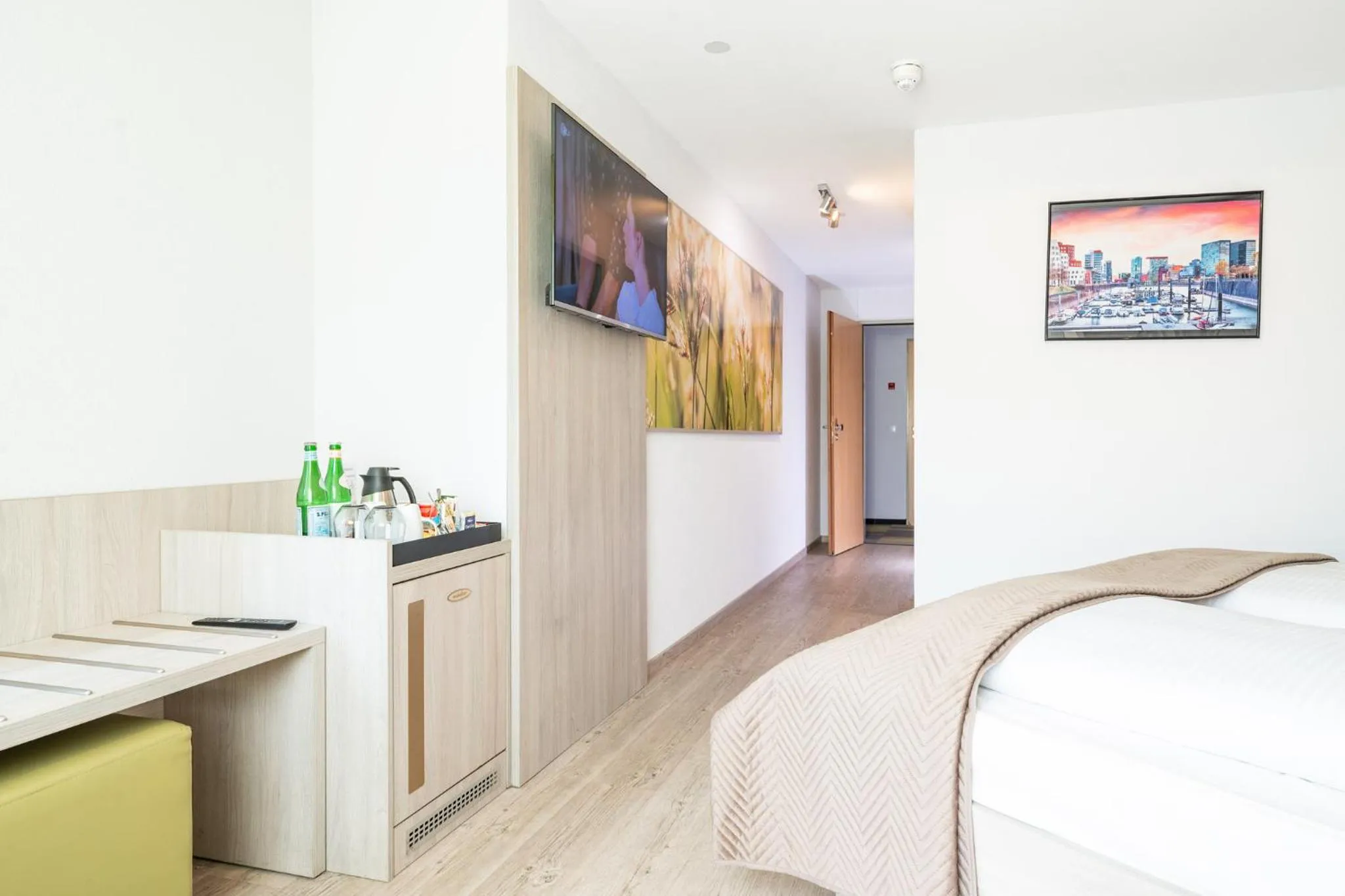 Photo of the whole room, Bed in HOTEL Am Spichernplatz