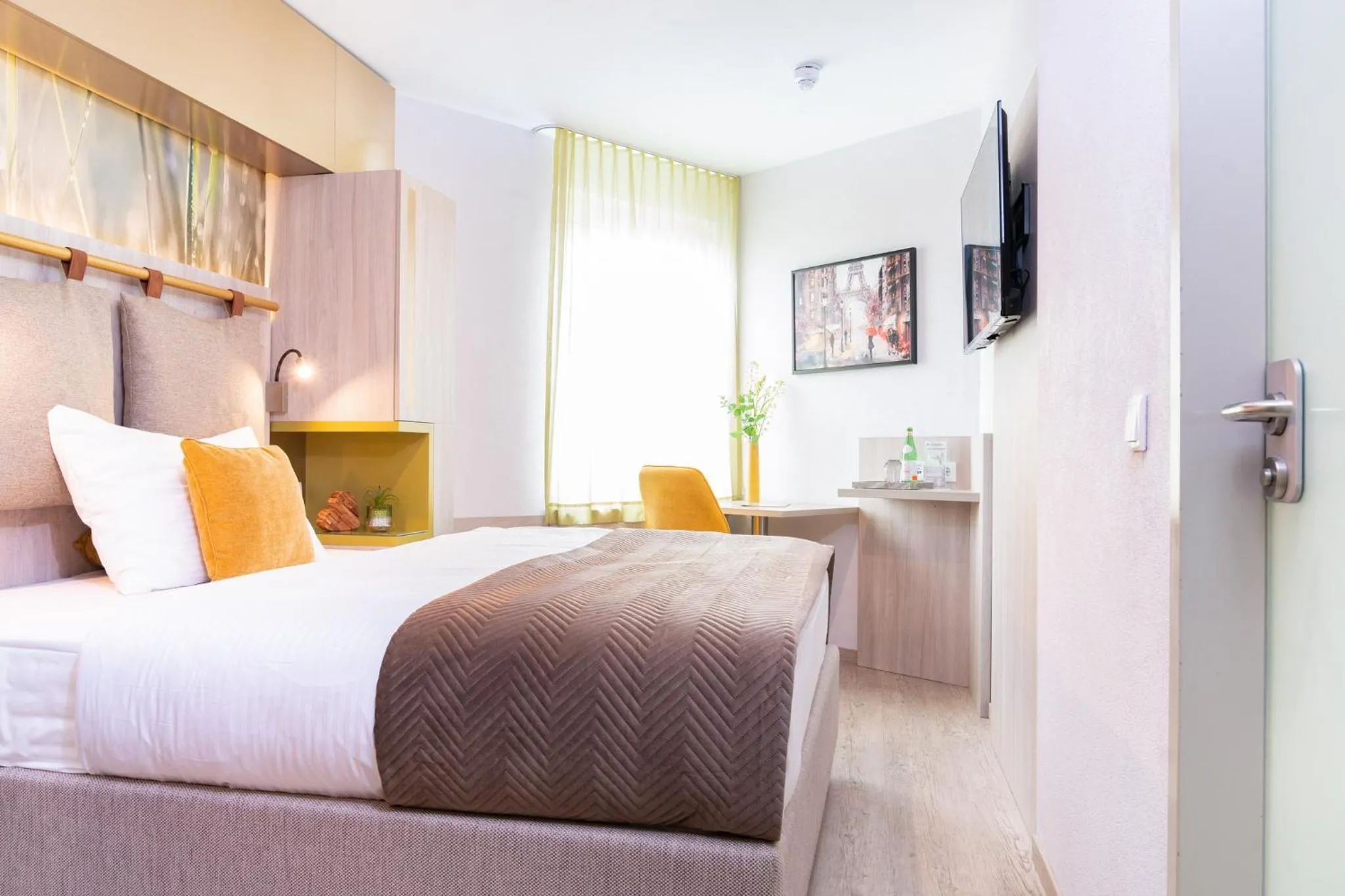 Photo of the whole room, Bed in HOTEL Am Spichernplatz