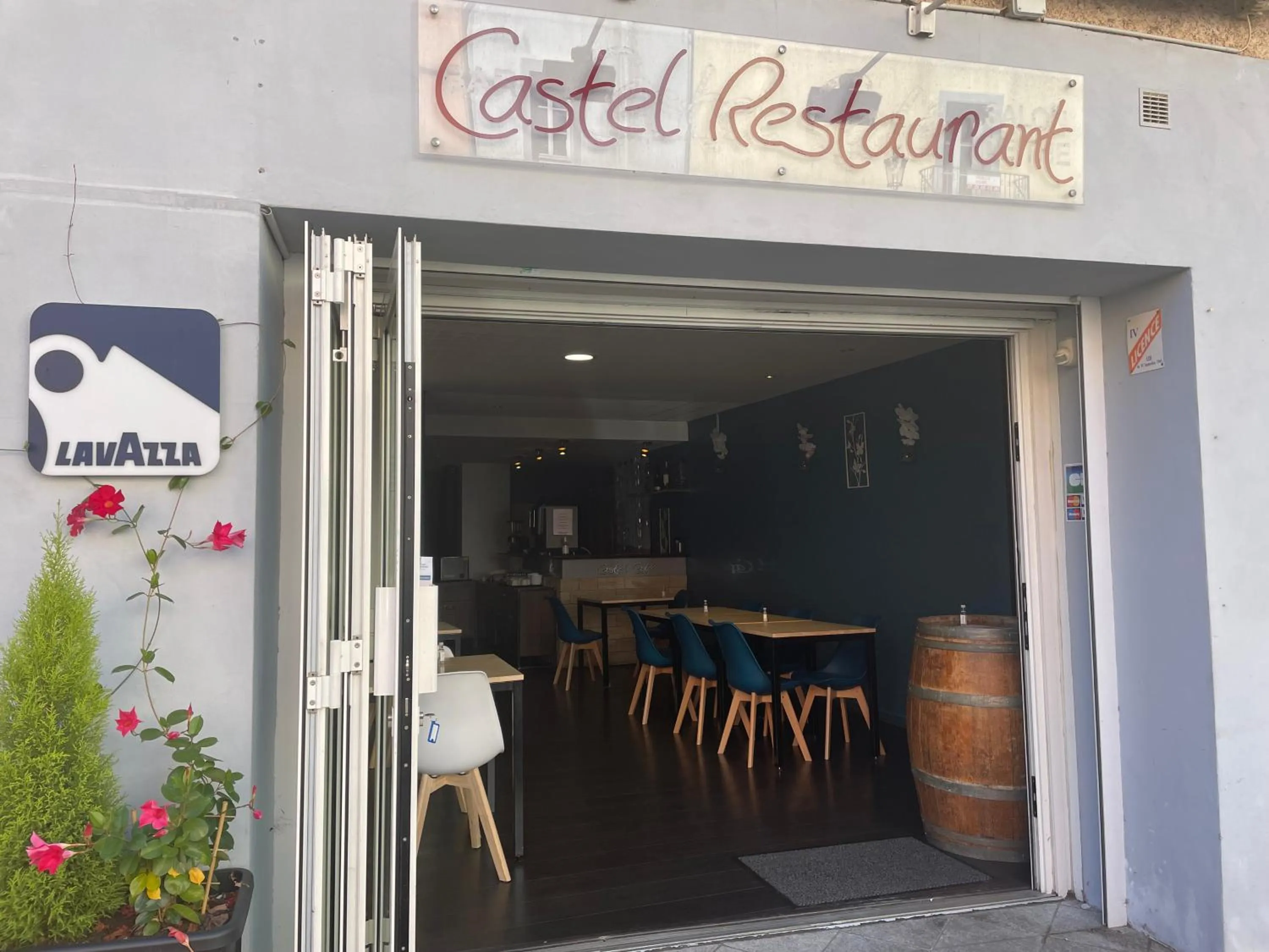 Restaurant/places to eat in Logis Hôtel Castel de Mirambel