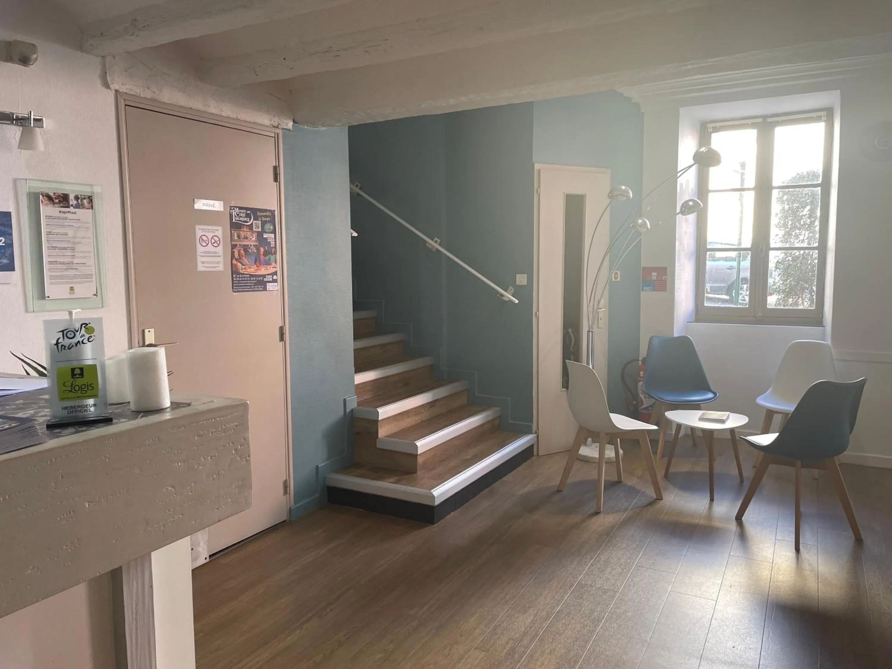 Lobby or reception in Logis Hôtel Castel de Mirambel