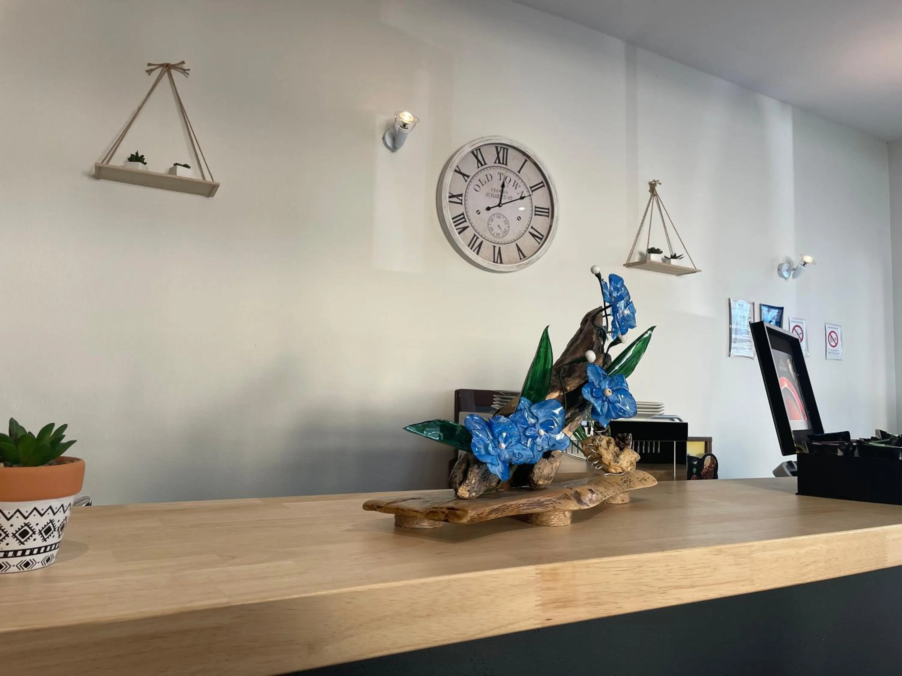 Lounge or bar in Logis Hôtel Castel de Mirambel