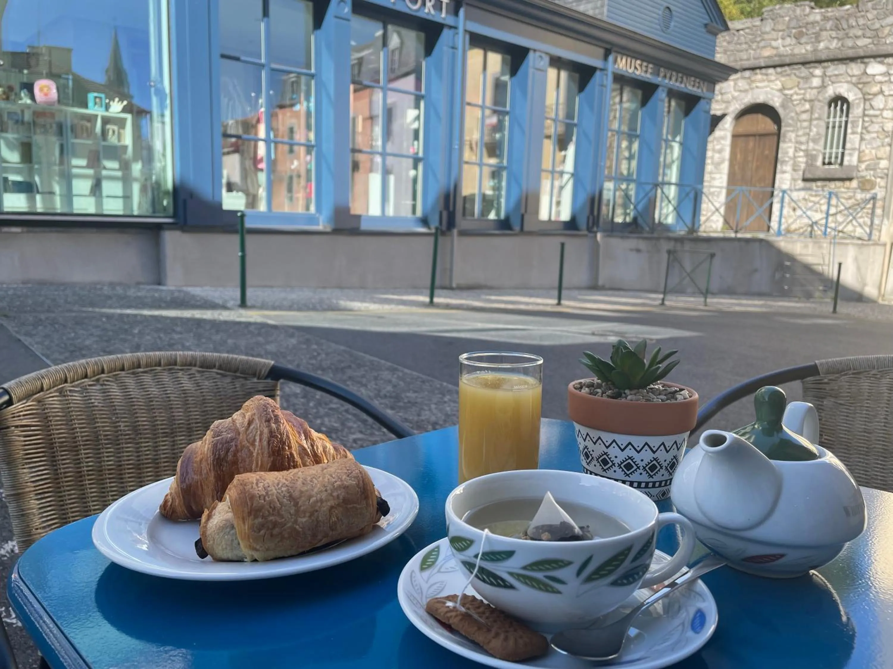 Breakfast in Logis Hôtel Castel de Mirambel