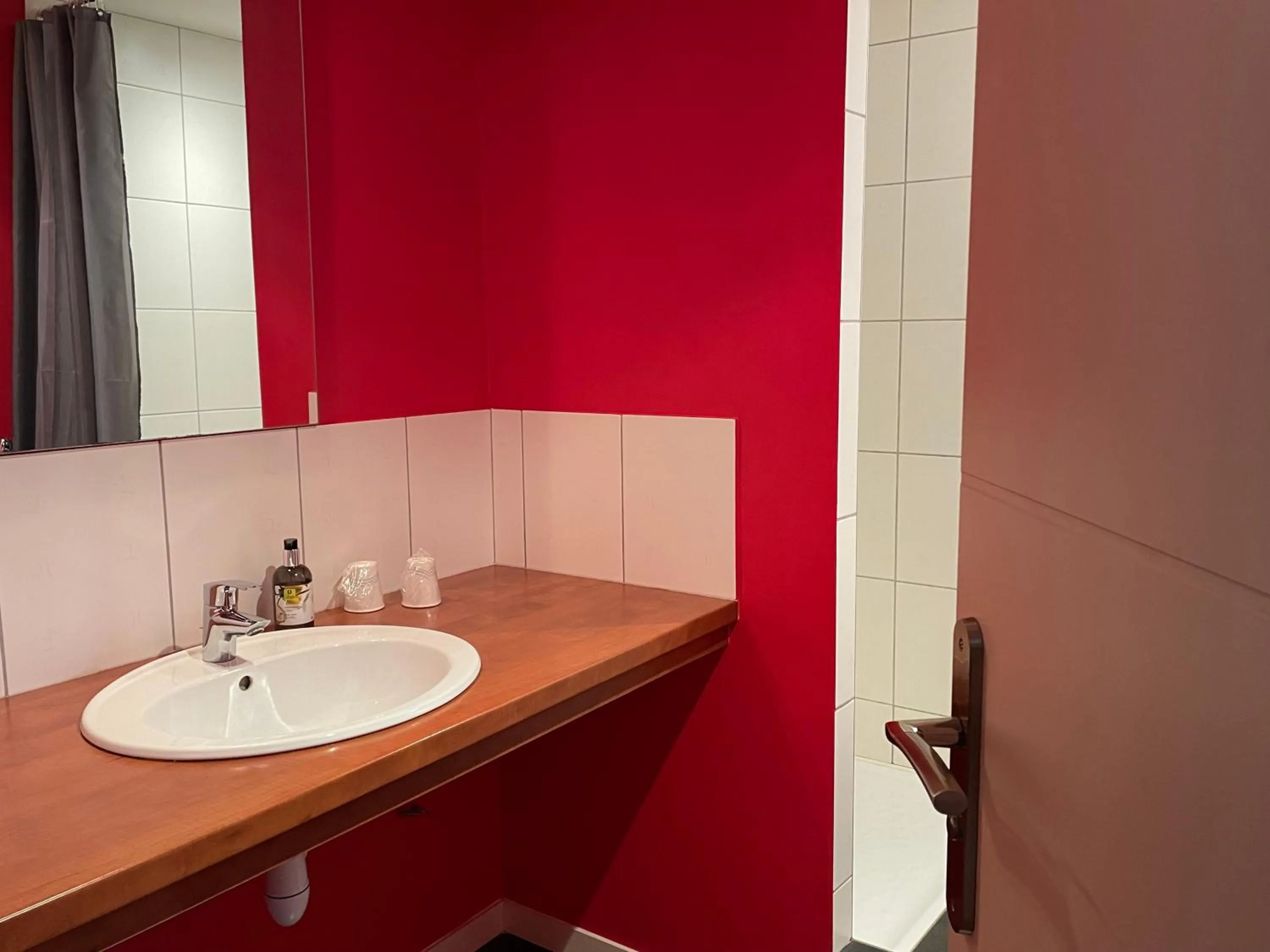 Bathroom in Logis Hôtel Castel de Mirambel