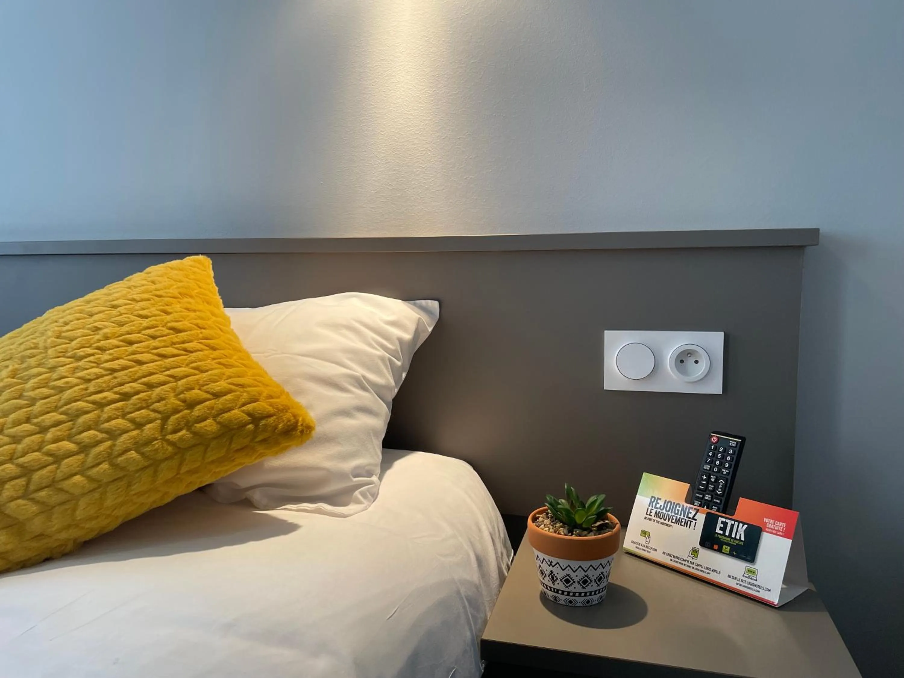 Bed in Logis Hôtel Castel de Mirambel