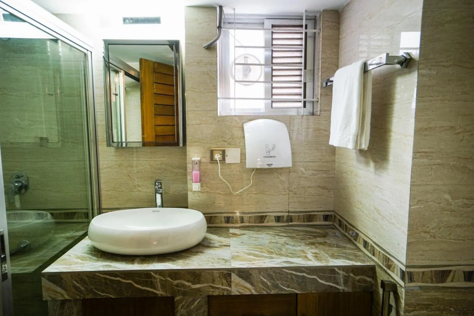 Toilet in Shinepukur Suites