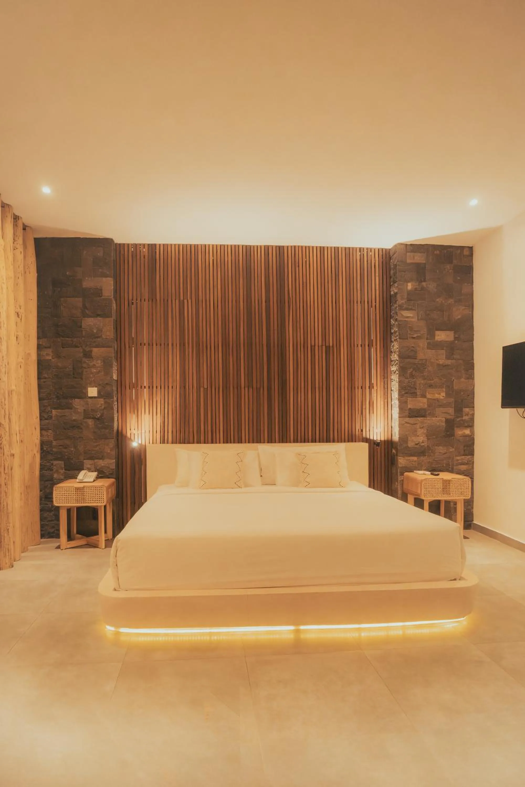 Bedroom, Bed in Nero North