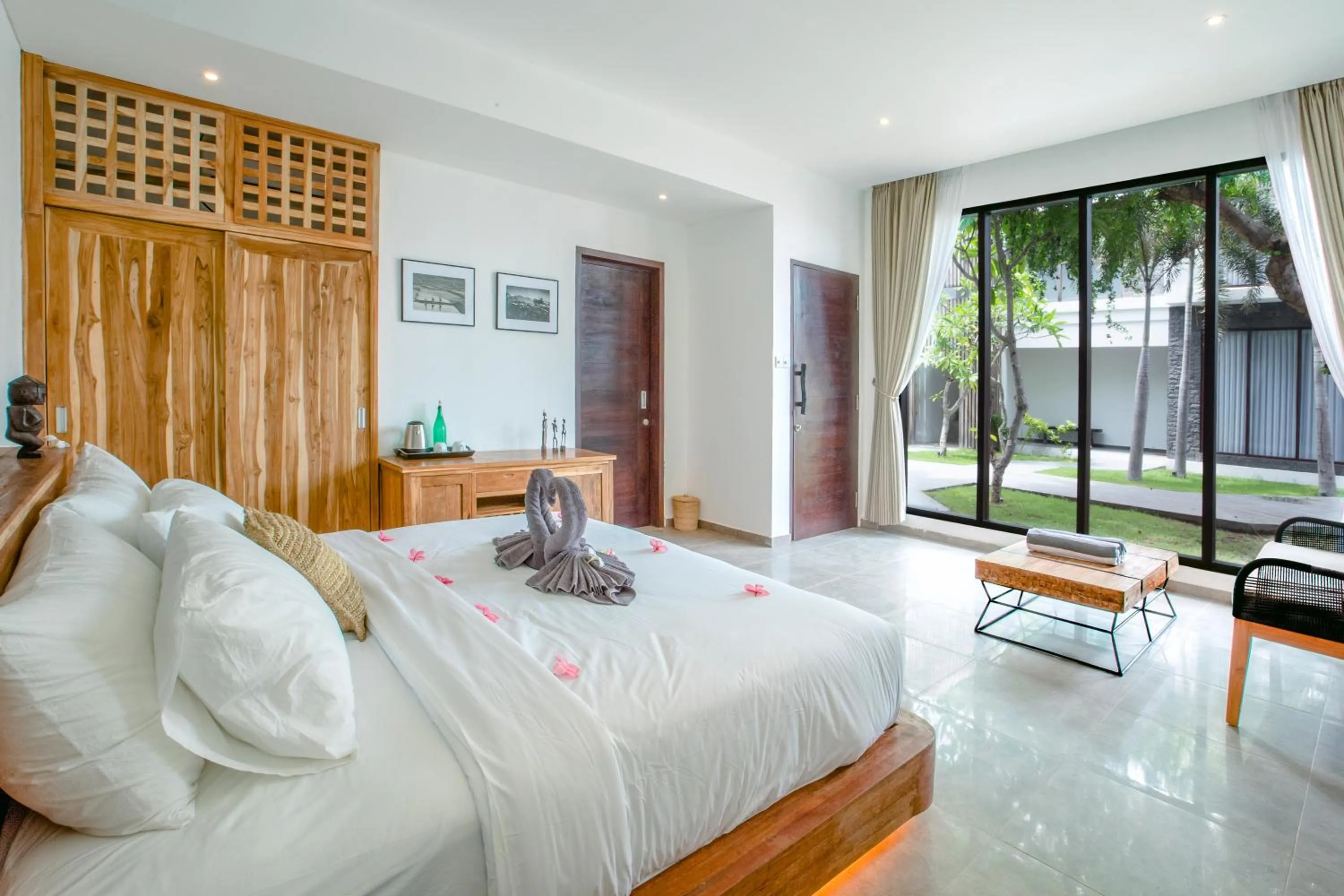 Photo of the whole room, Bed in Nero North